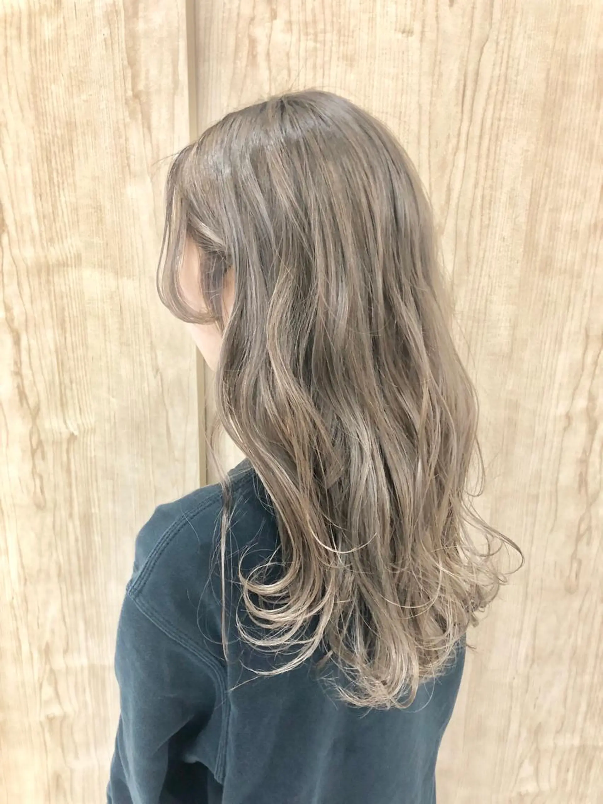 ロング カラー ベージュカラー カット ヘアカラー パーマ 岩田 萌那のヘアスタイル