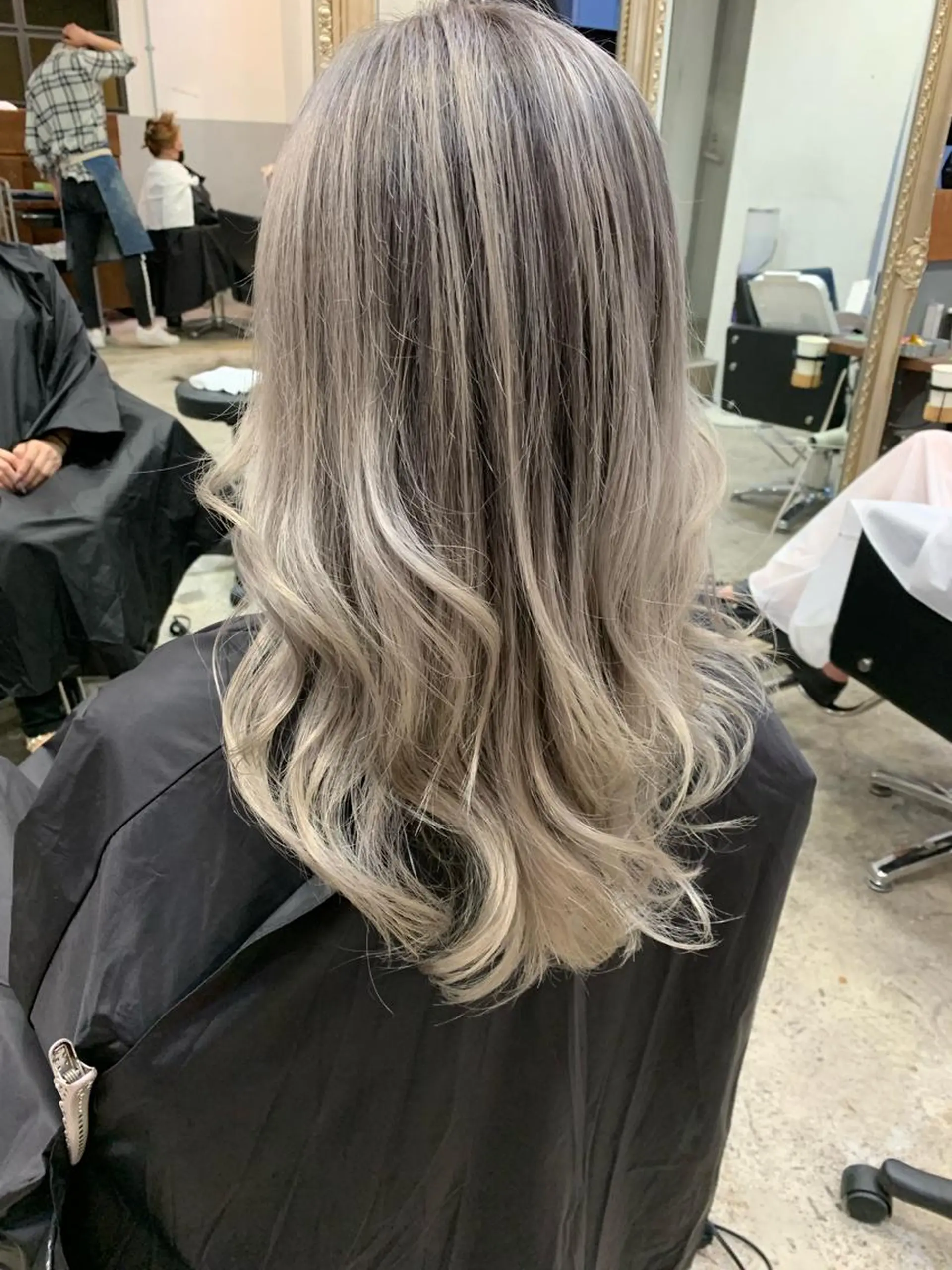 セミロング カラー Mikuri 【Little】のヘアスタイル