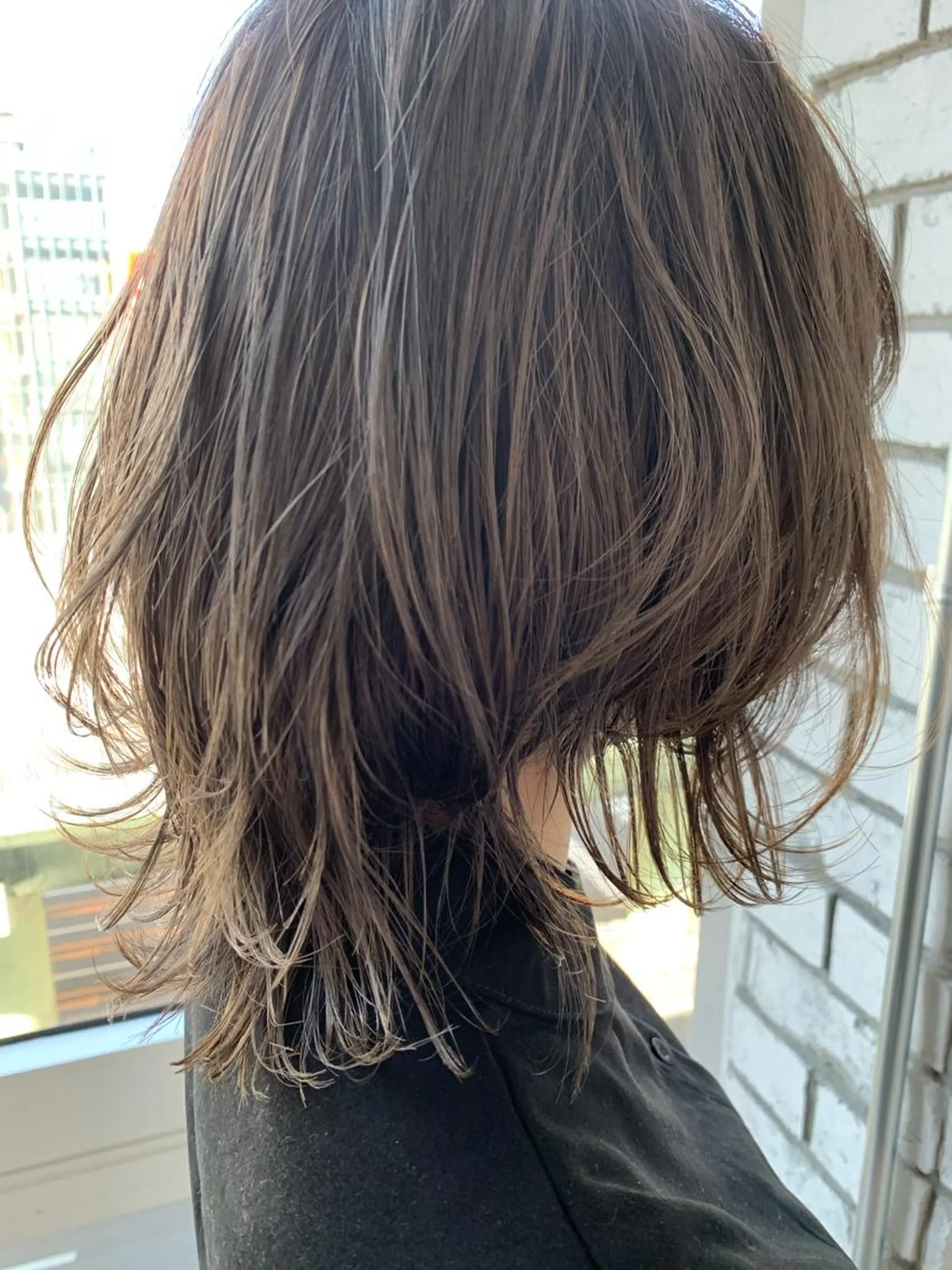 ミディアム カラー アッシュ ミルクティーアッシュ LUXBE LUCEのヘアスタイル