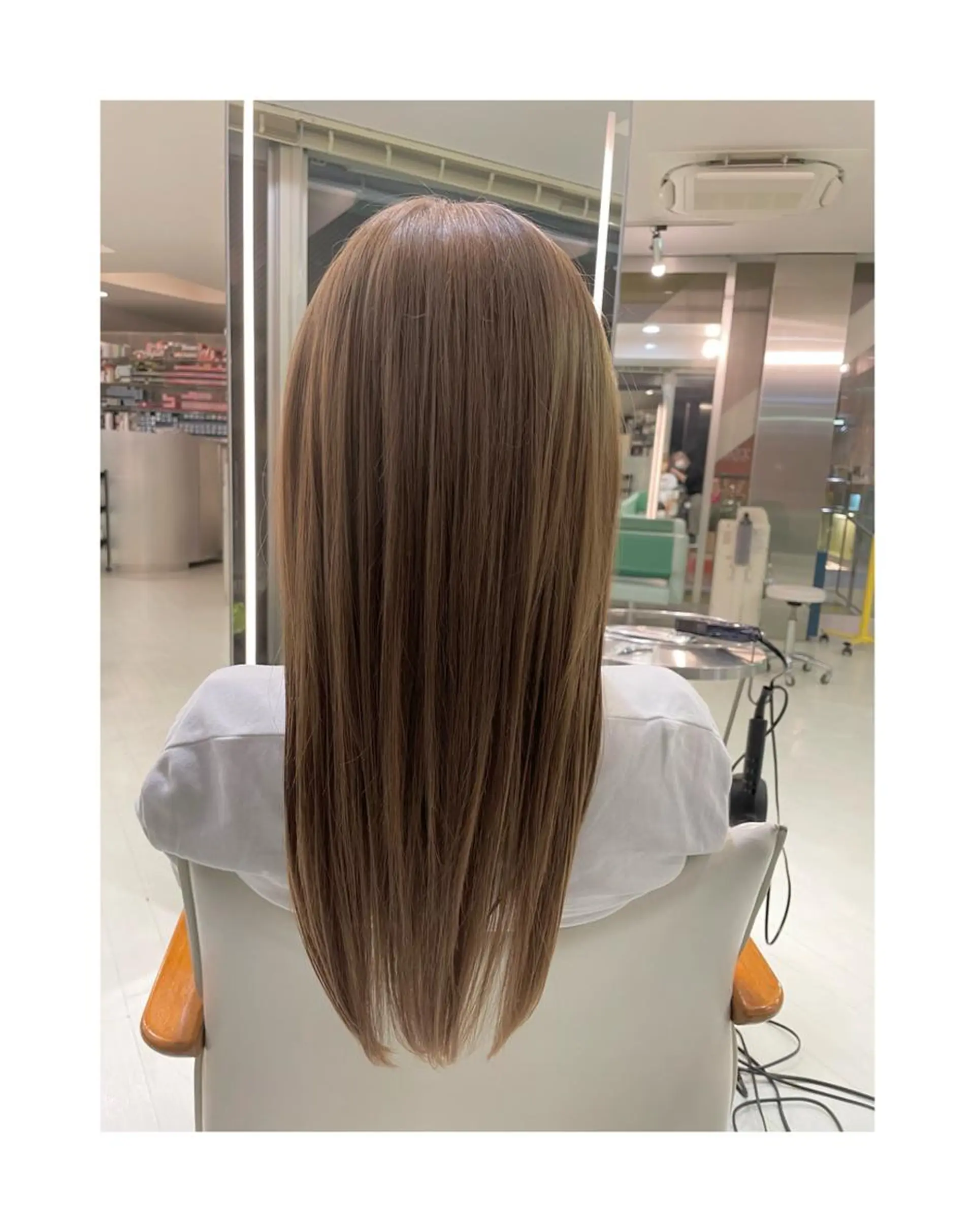 ロング カラー ベージュカラー ブリーチ ミルクティーベージュ 平原 沙耶のヘアスタイル