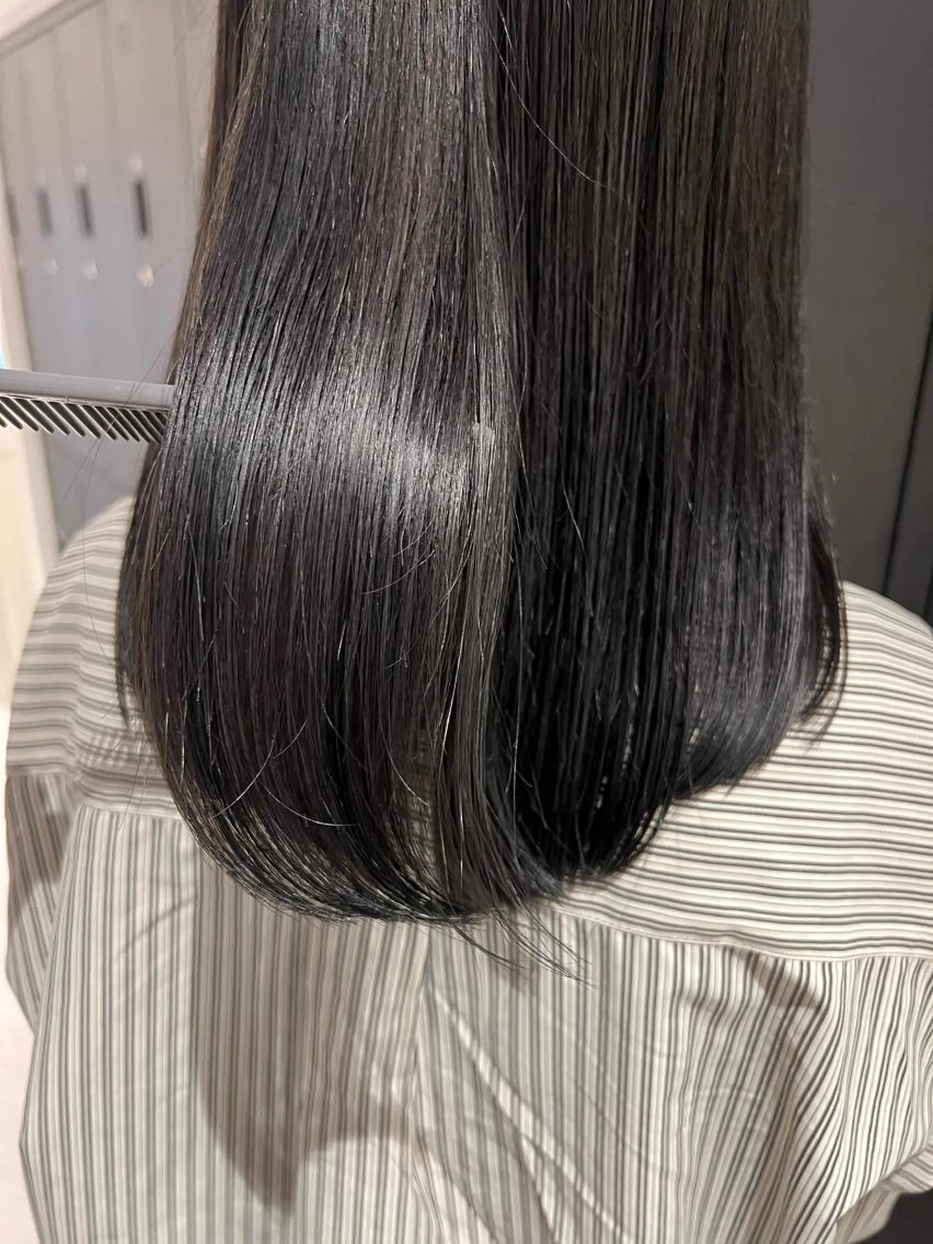 セミロング カラー ダークグレー 暗髪カラー🫐パーマ おくだりんかのヘアスタイル