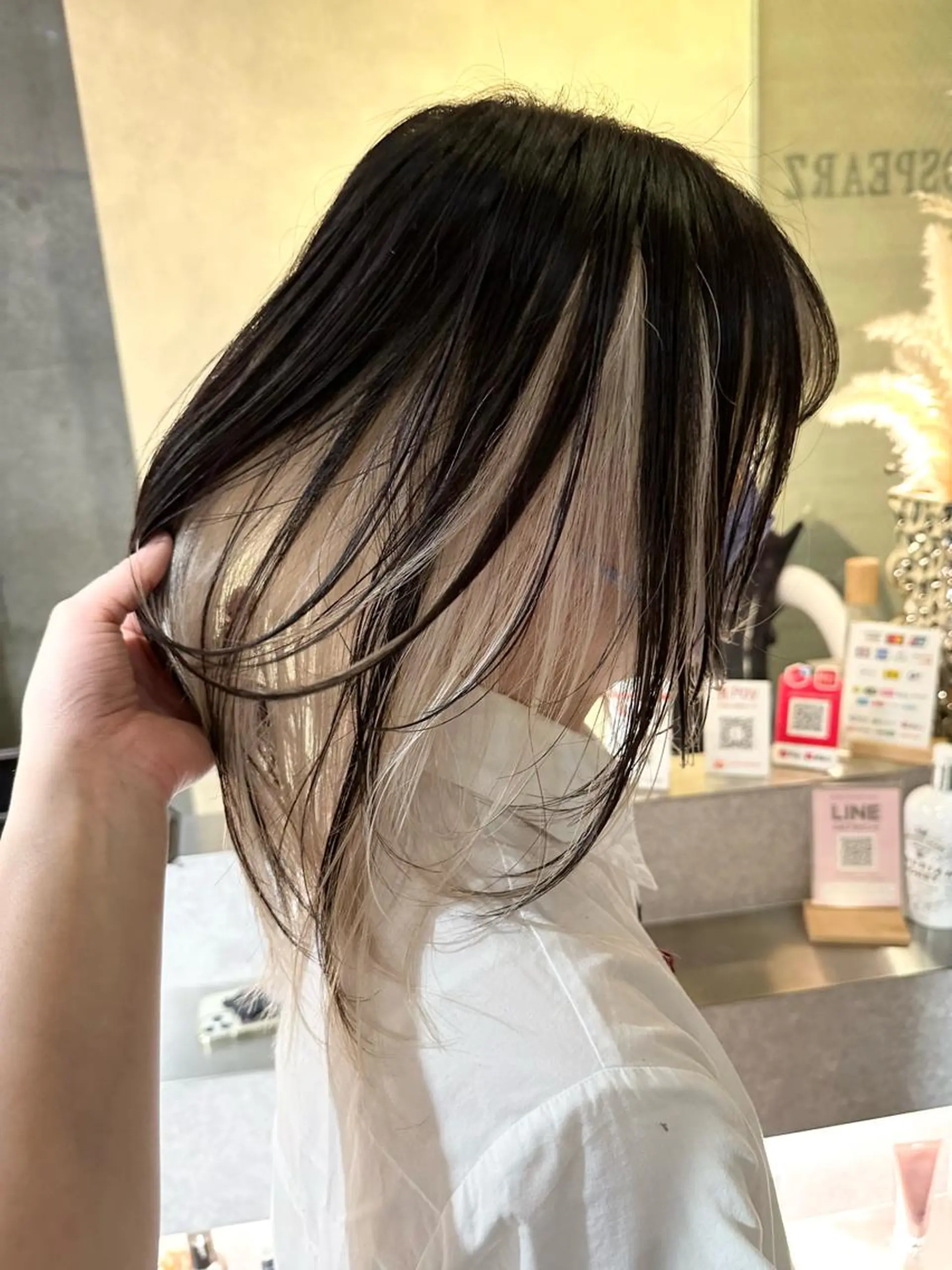 ミディアム ウルフカット 白髪ぼかし×デザイン 🕊️🫧ホウジョウのヘアスタイル