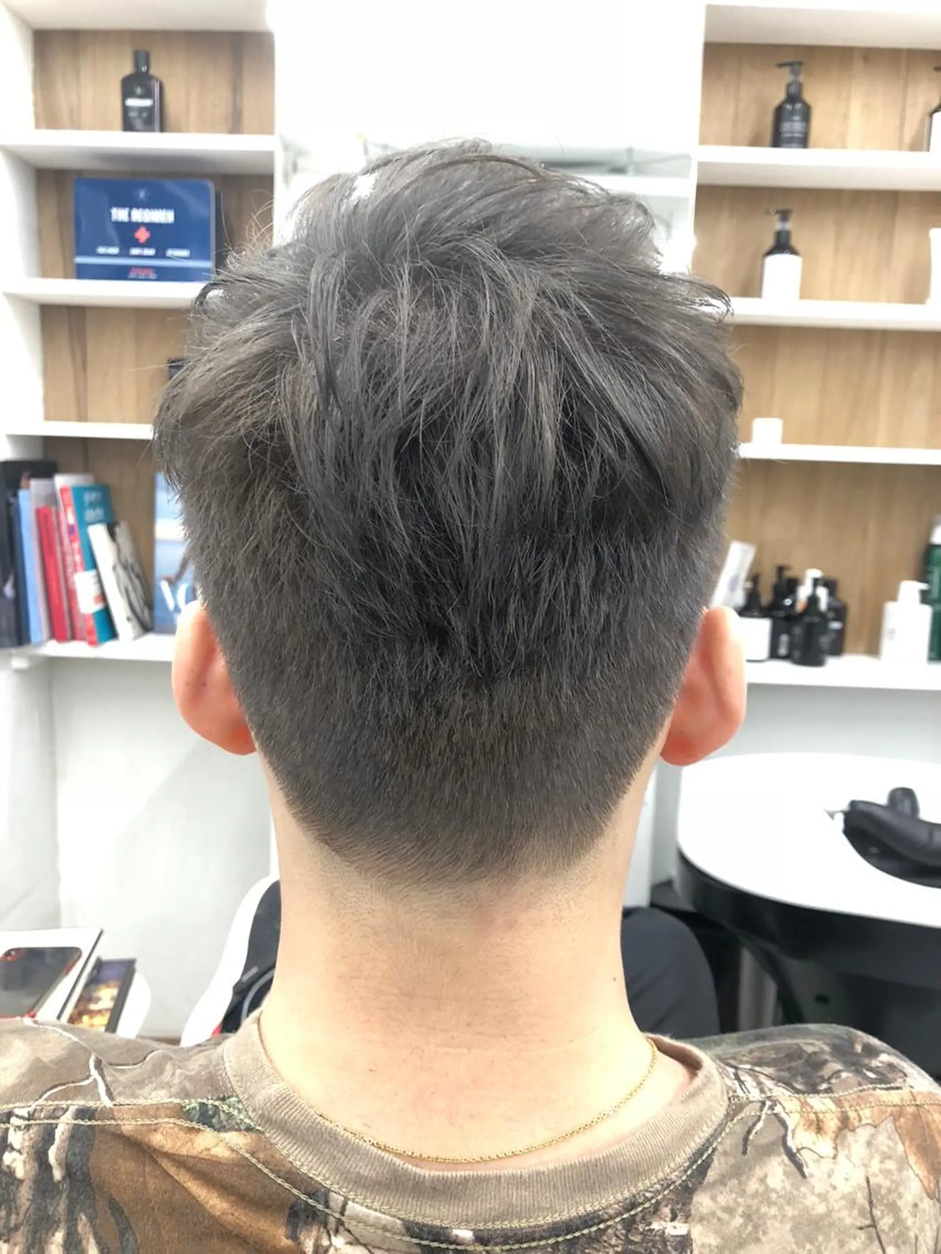 ショート カラー メンズ メンズブリーチ アッシュ ブリーチ 鹿取 三紗子のヘアスタイル