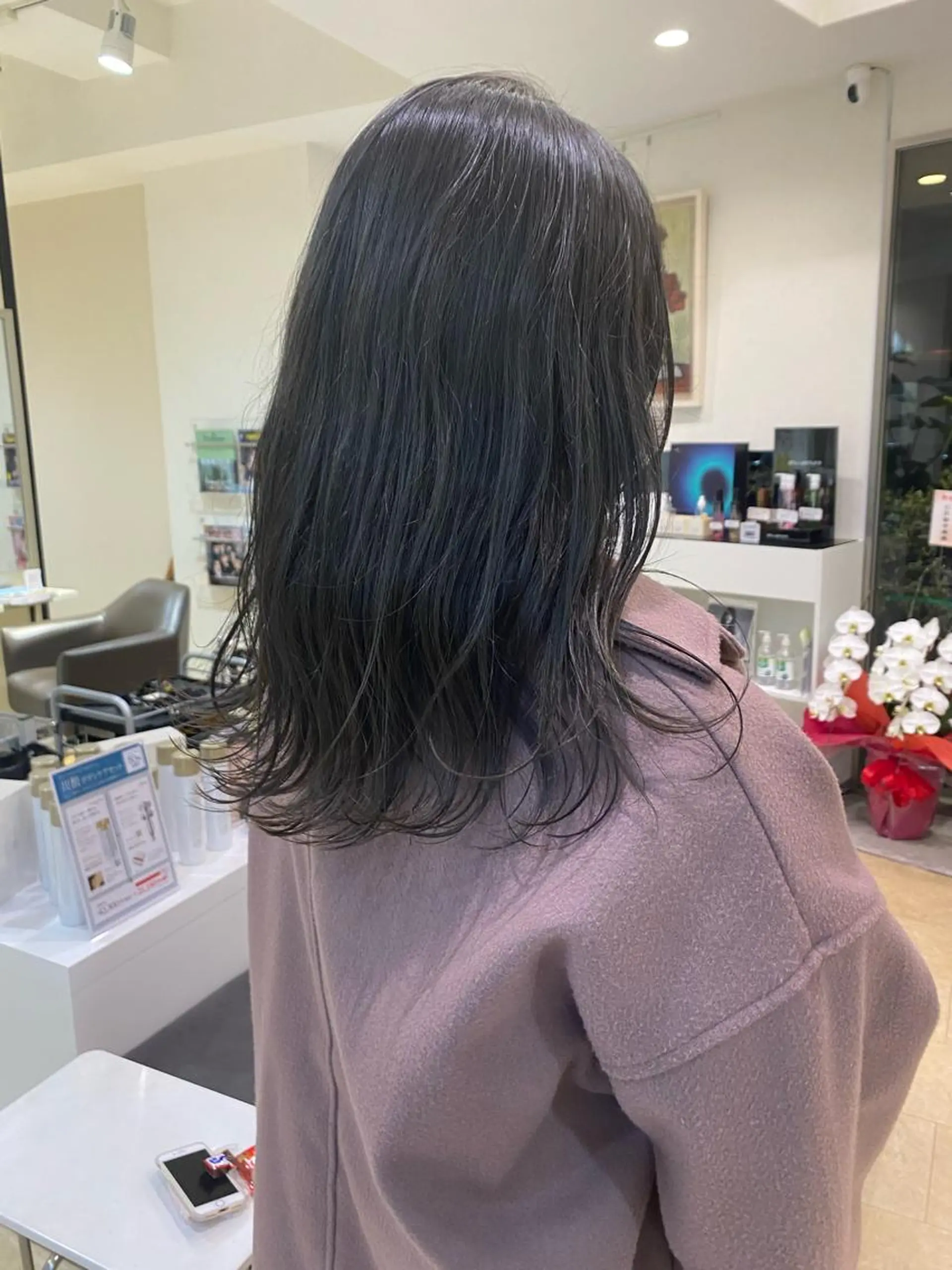 セミロング カラー 透明感カラー 韓国🇰🇷レイヤー カットオリーブカラーのヘアスタイル