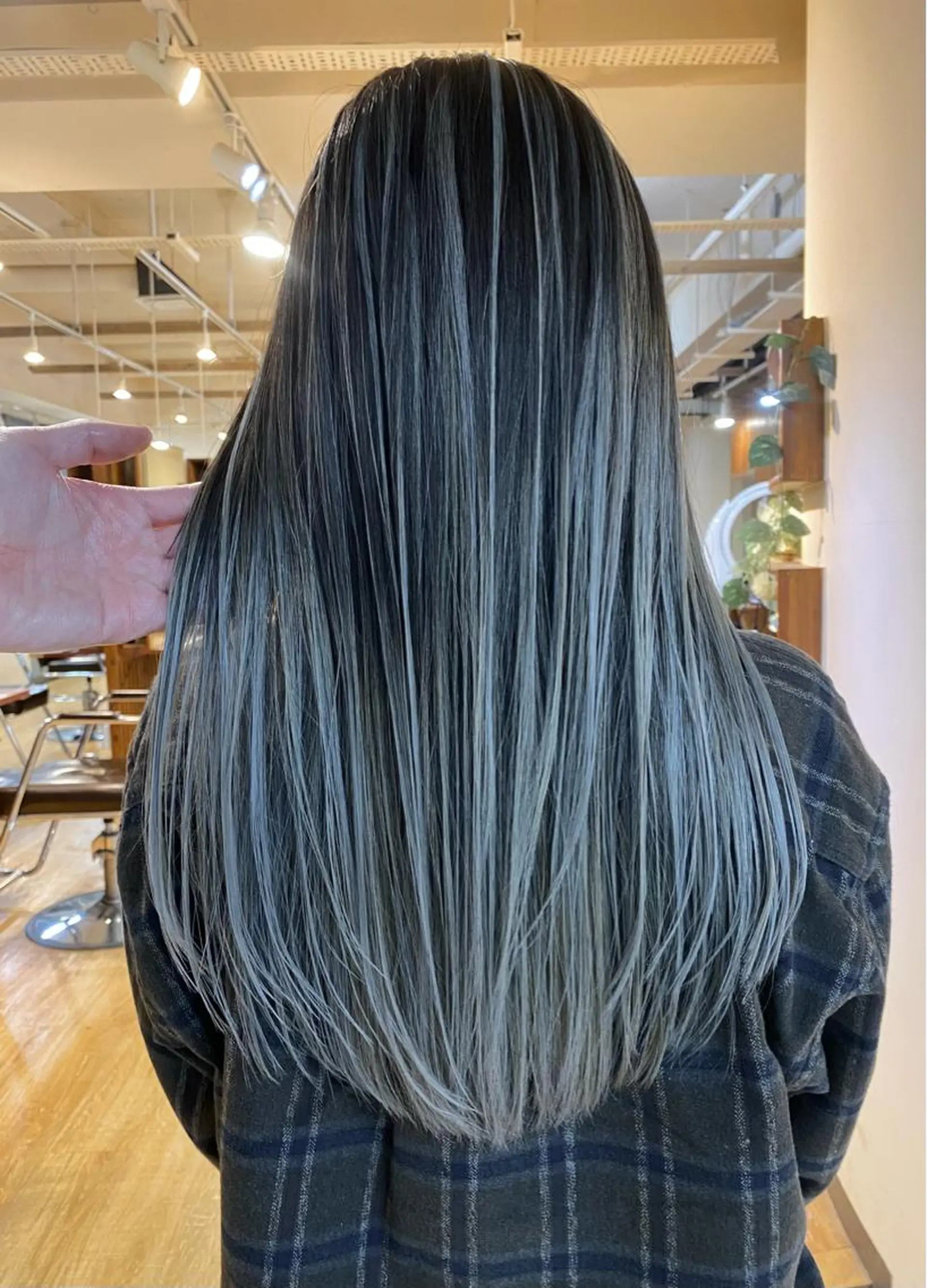 ロング カラー バレイヤージュ レイヤーカット 白髪ぼかし バレイヤージュ志鎌のヘアスタイル