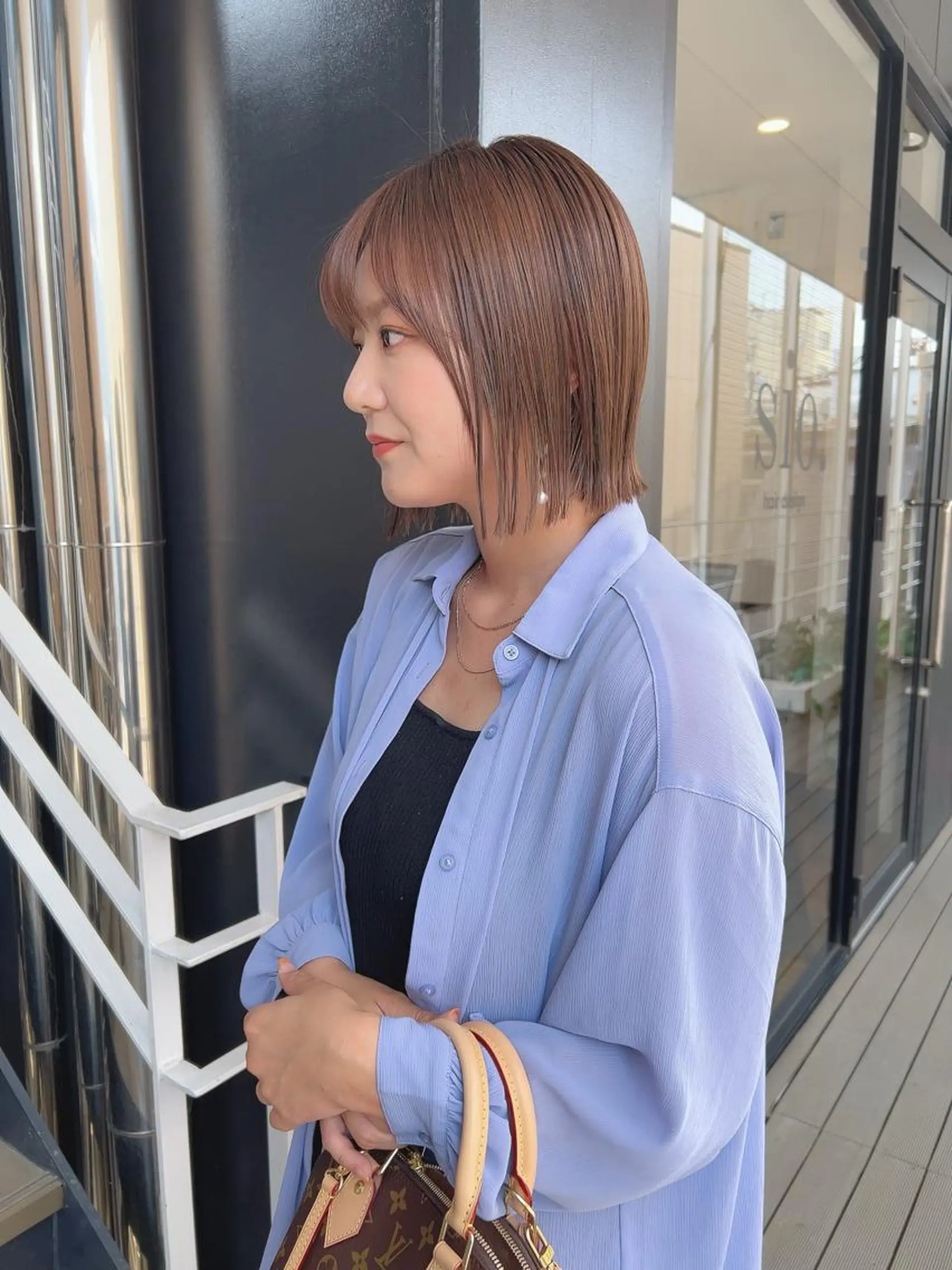 ミディアム 韓国🇰🇷レイヤー カットオリーブカラーのヘアスタイル