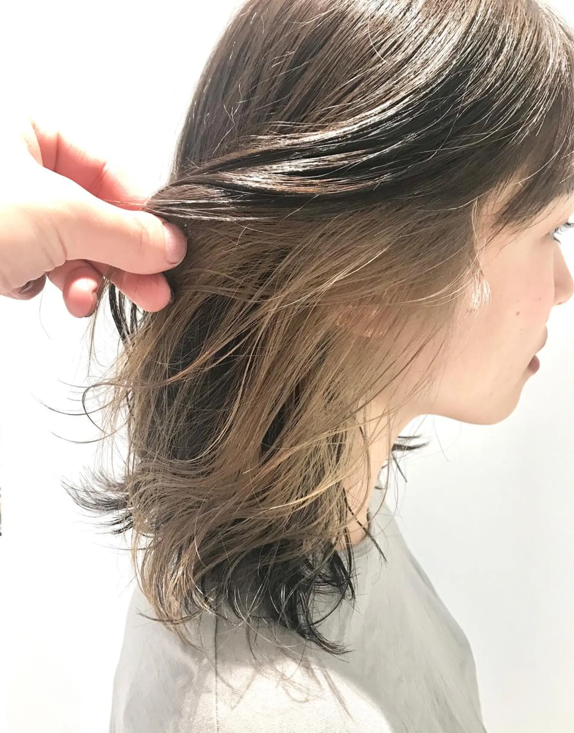 ミディアム カラー ベージュカラー ブロンド ブロンドベージュ イヤリングカラー 加藤 憂のヘアスタイル