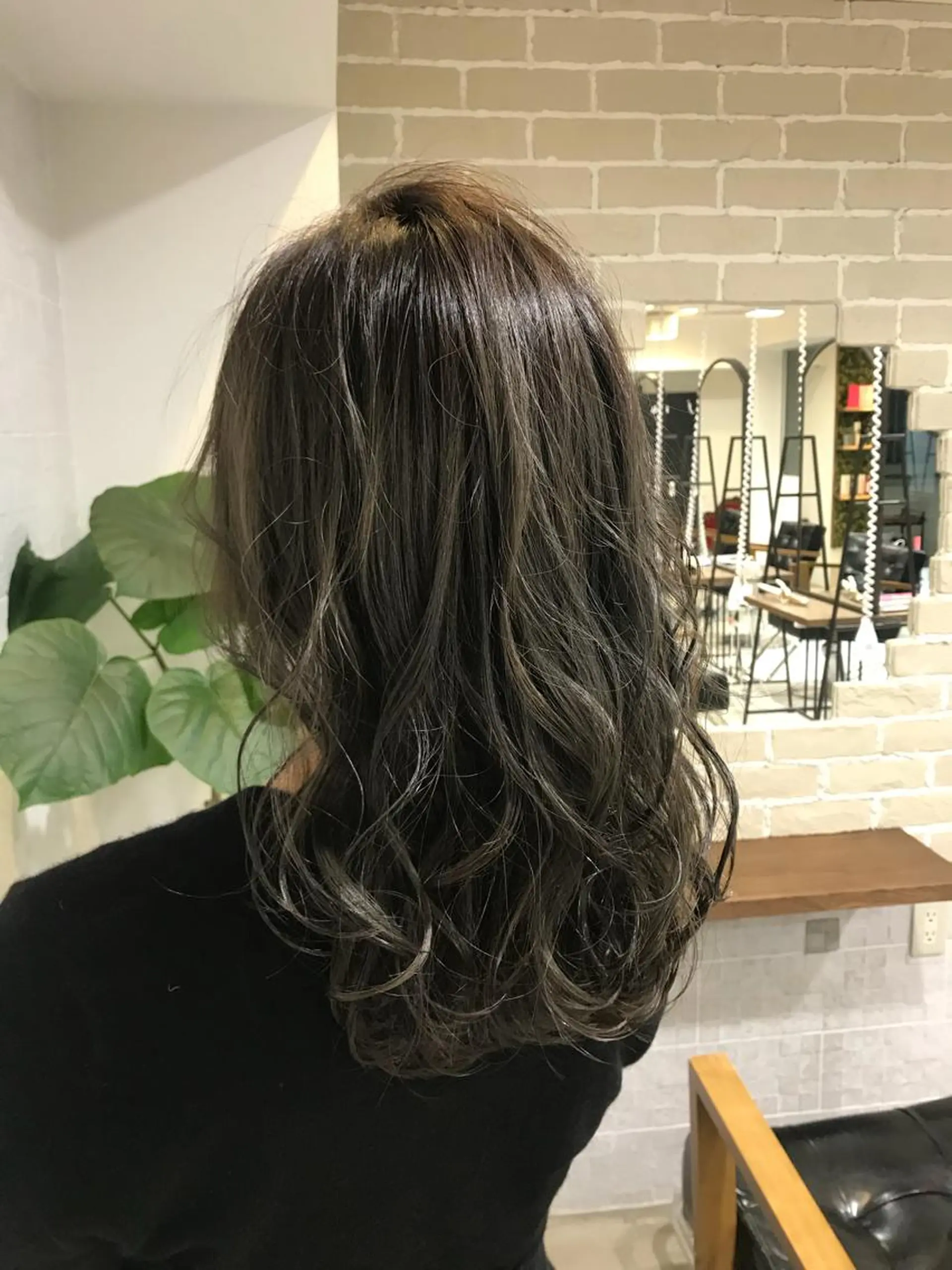 セミロング カラー ダークグレー ブリーチ特化 梅田本多翔のヘアスタイル