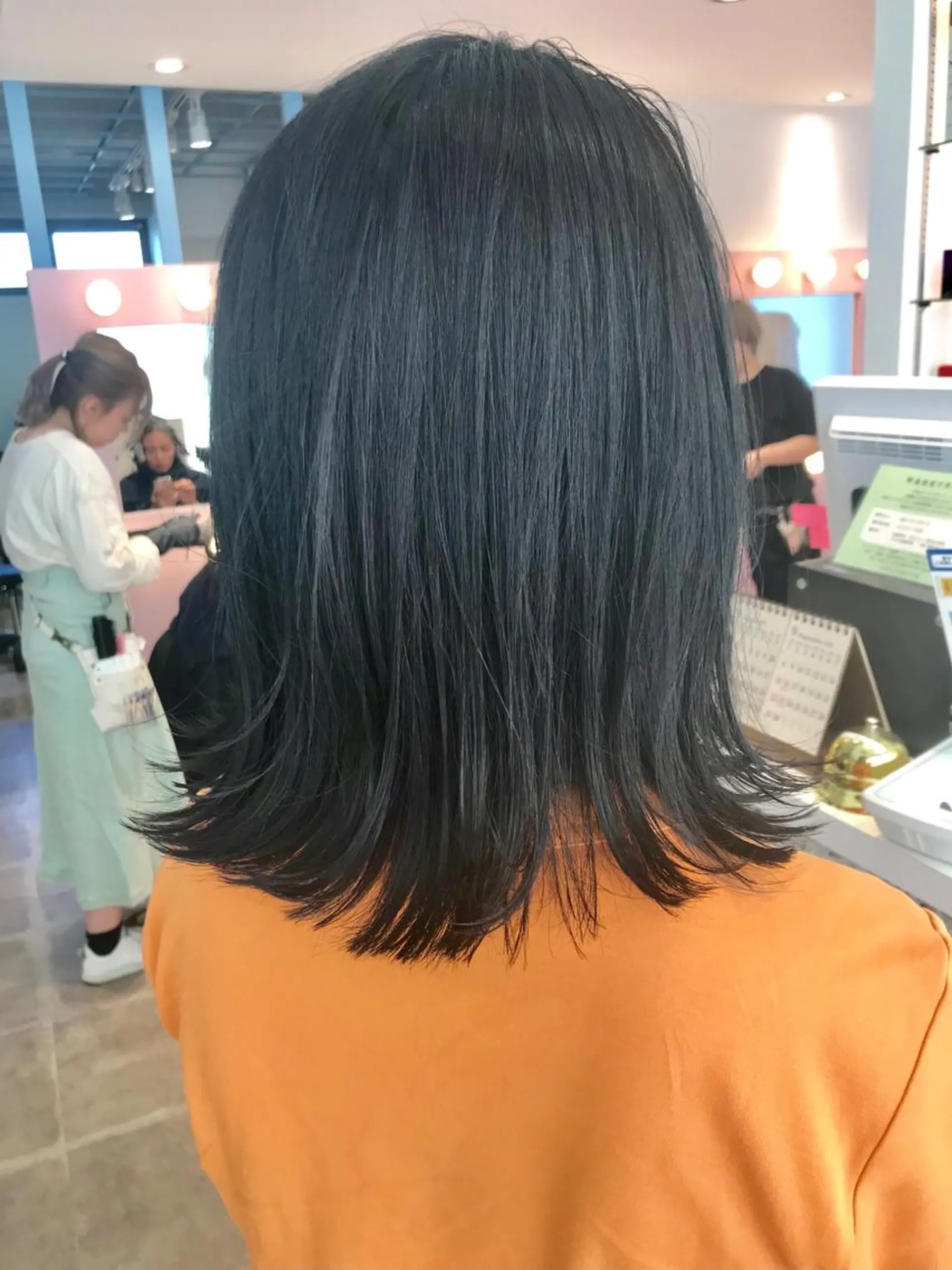 ミディアム 切りっぱなしボブ ボブ カット ヘアカラー トリートメント ヘッドスパ 所渉/韓国レイヤー /ウルフカットのヘアスタイル