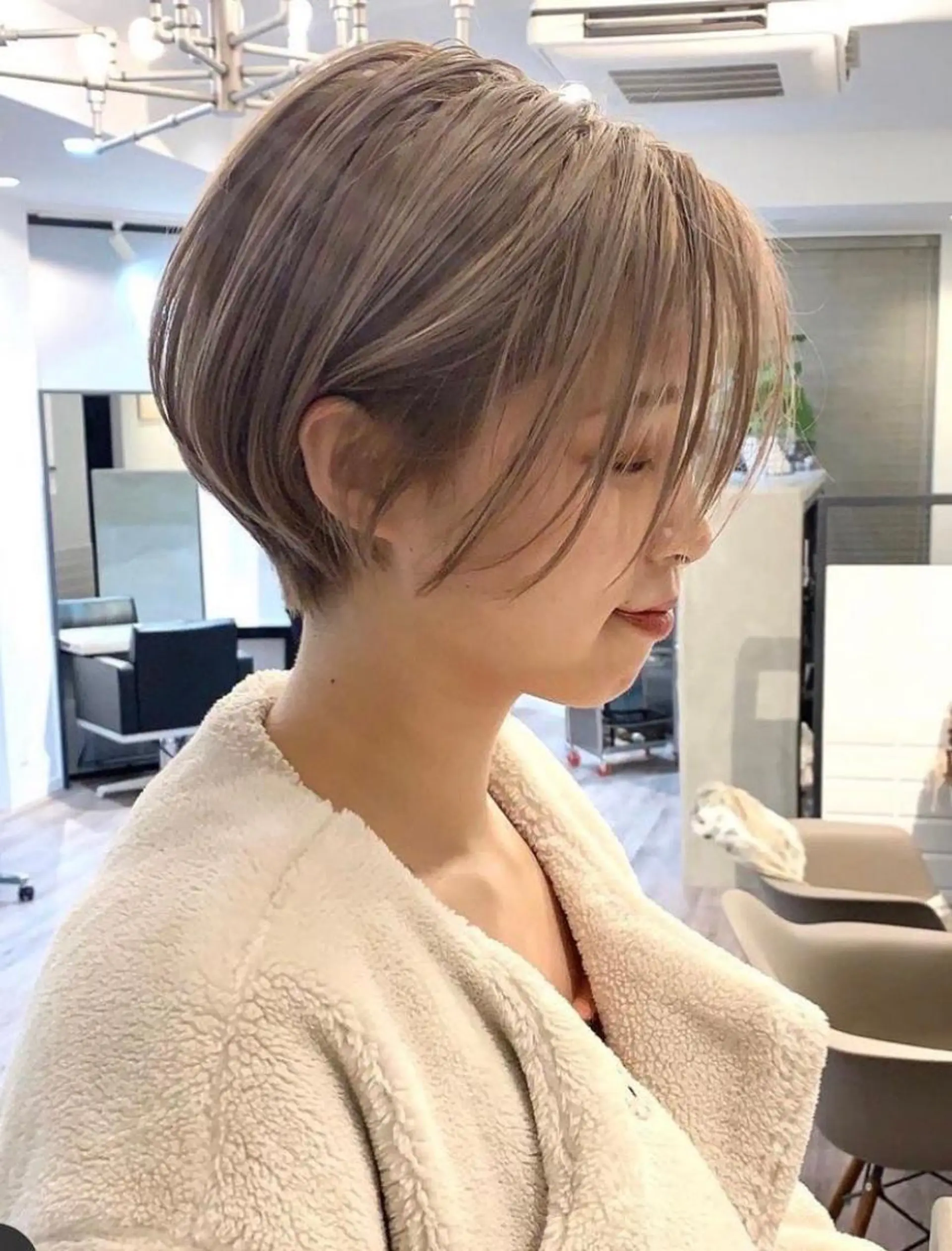 ショート カラー ベージュカラー ミルクティーベージュ くびれヘア ショートヘア 柔髪/艶髪カラー RIKU.Kのヘアスタイル