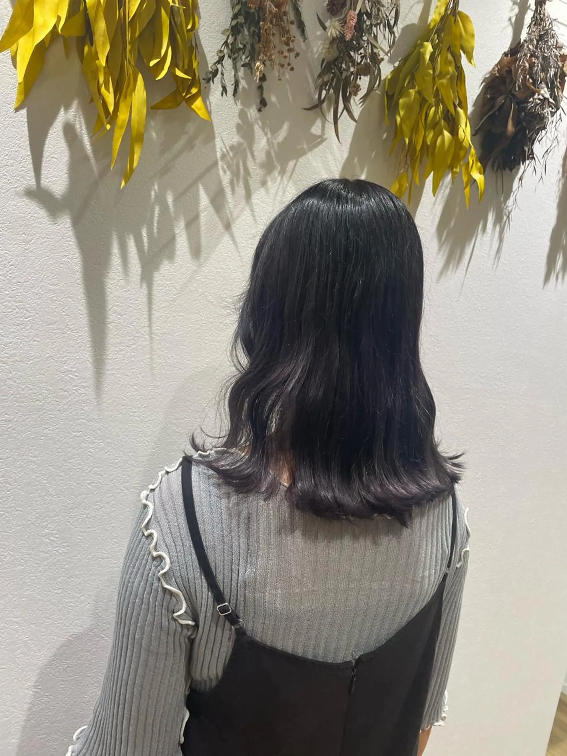 ミディアム カラー 黒髪 透明感カラー パープルカラー パープルブラック hairs BEAU 藤田彩夏のヘアスタイル
