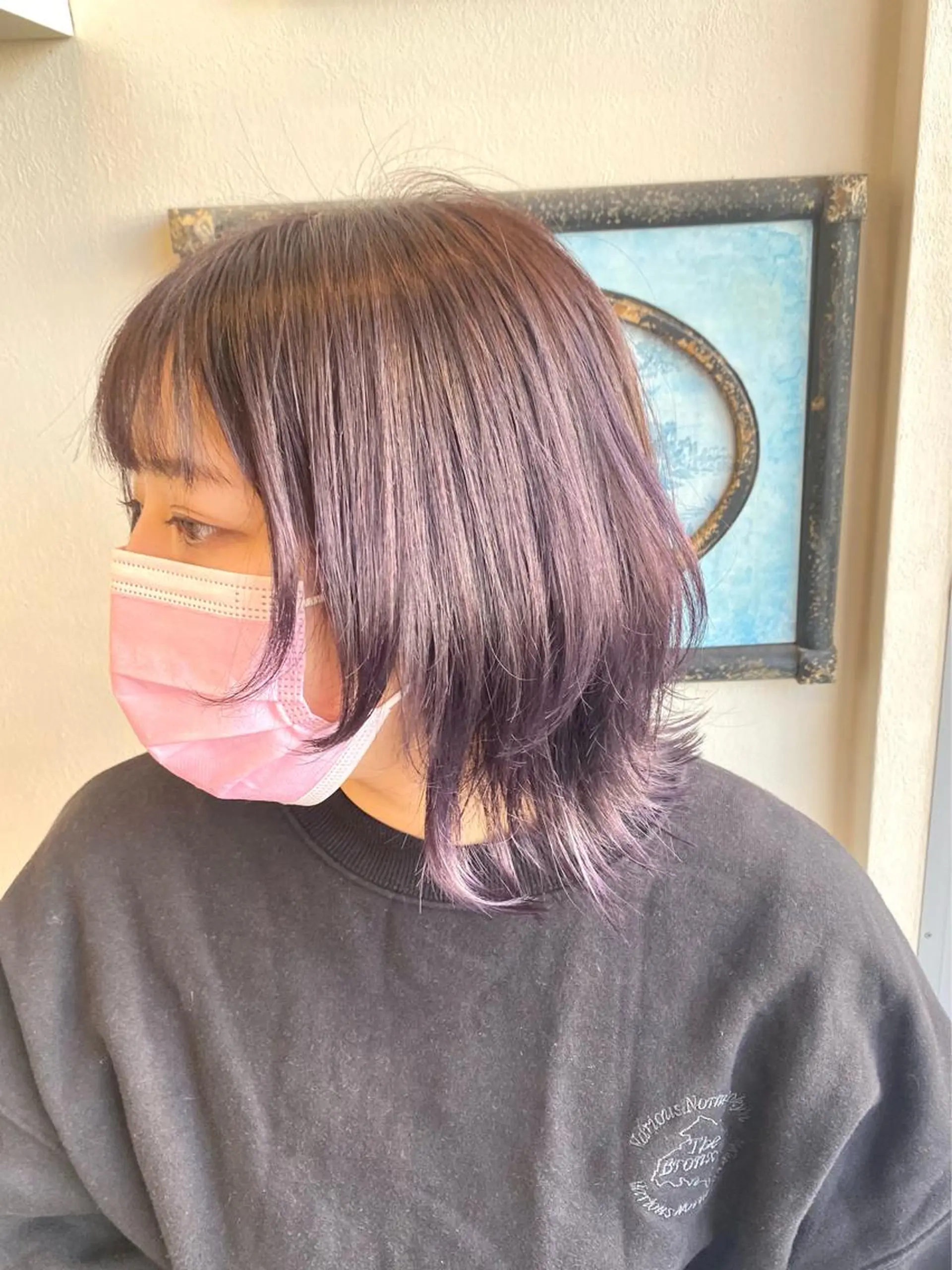 ミディアム パープルカラー ウルフカット 小野 茉奈美のヘアスタイル