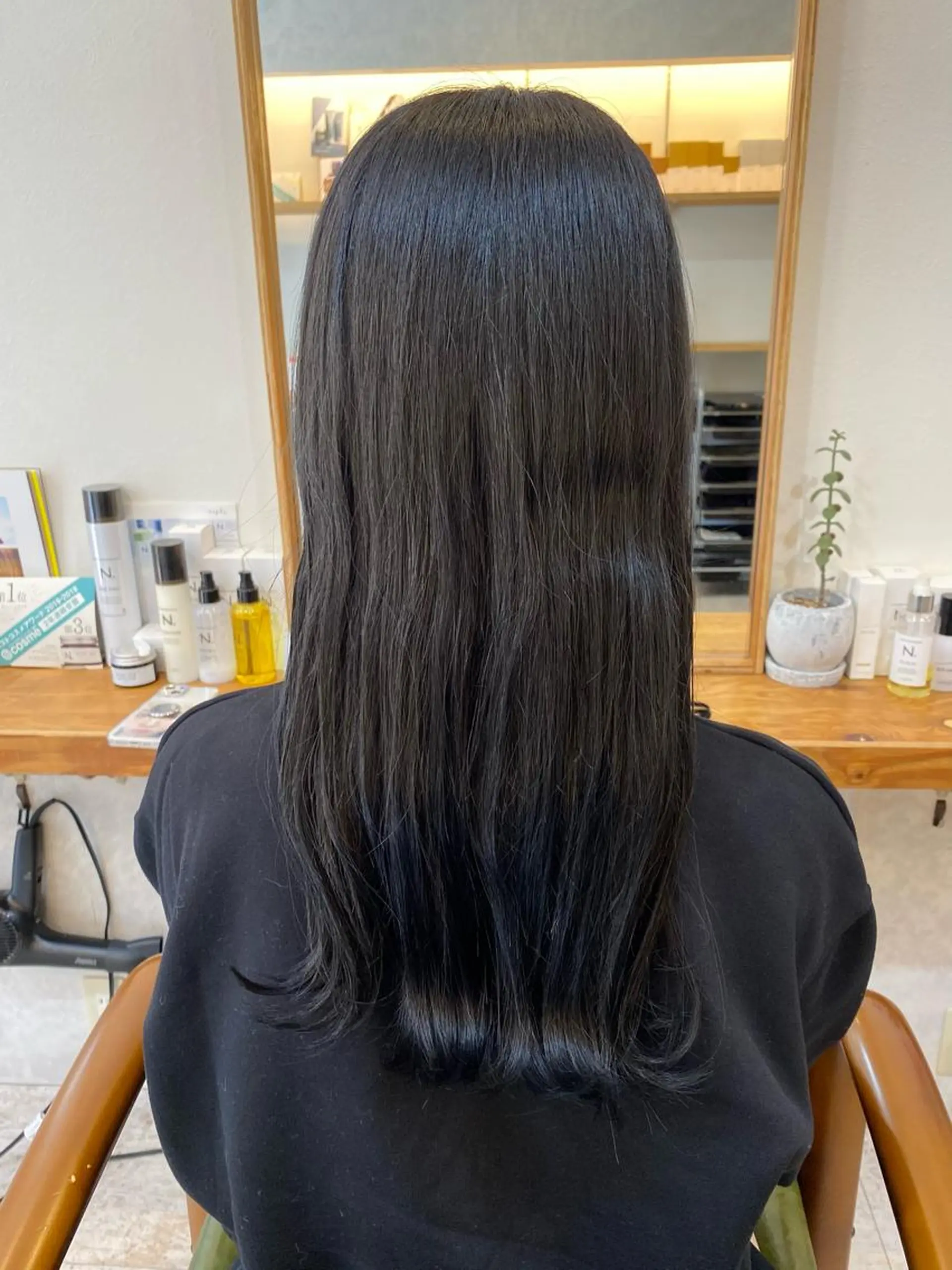 ロング カラー アッシュ アッシュグレー 黒髪 ブルーカラー ブルーブラック ヘアカラー トリートメント エイト ウメダのヘアスタイル