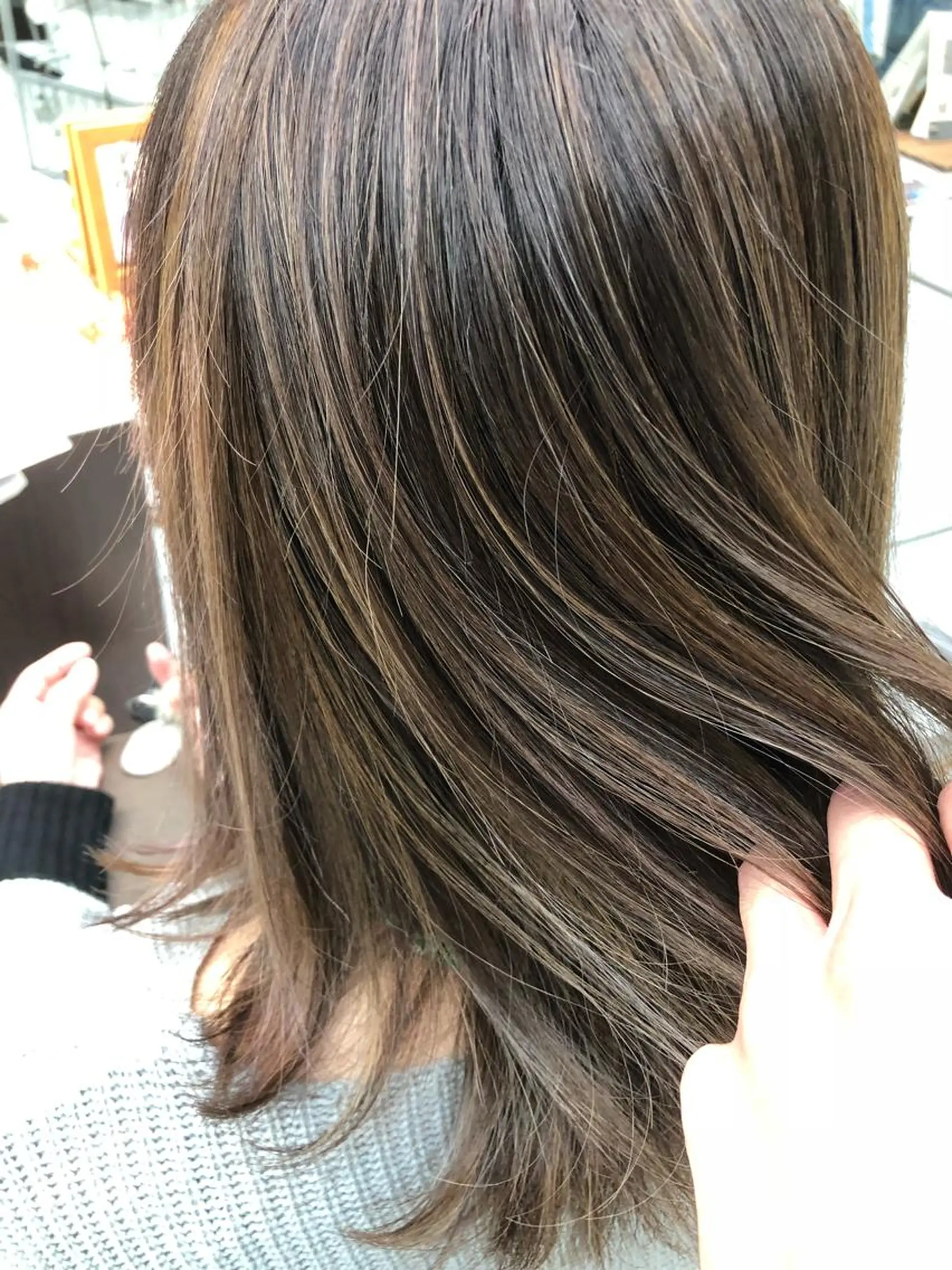 セミロング カラー ハイライトカラー ハイトーンカラー ハイライト 岩崎 裕司のヘアスタイル