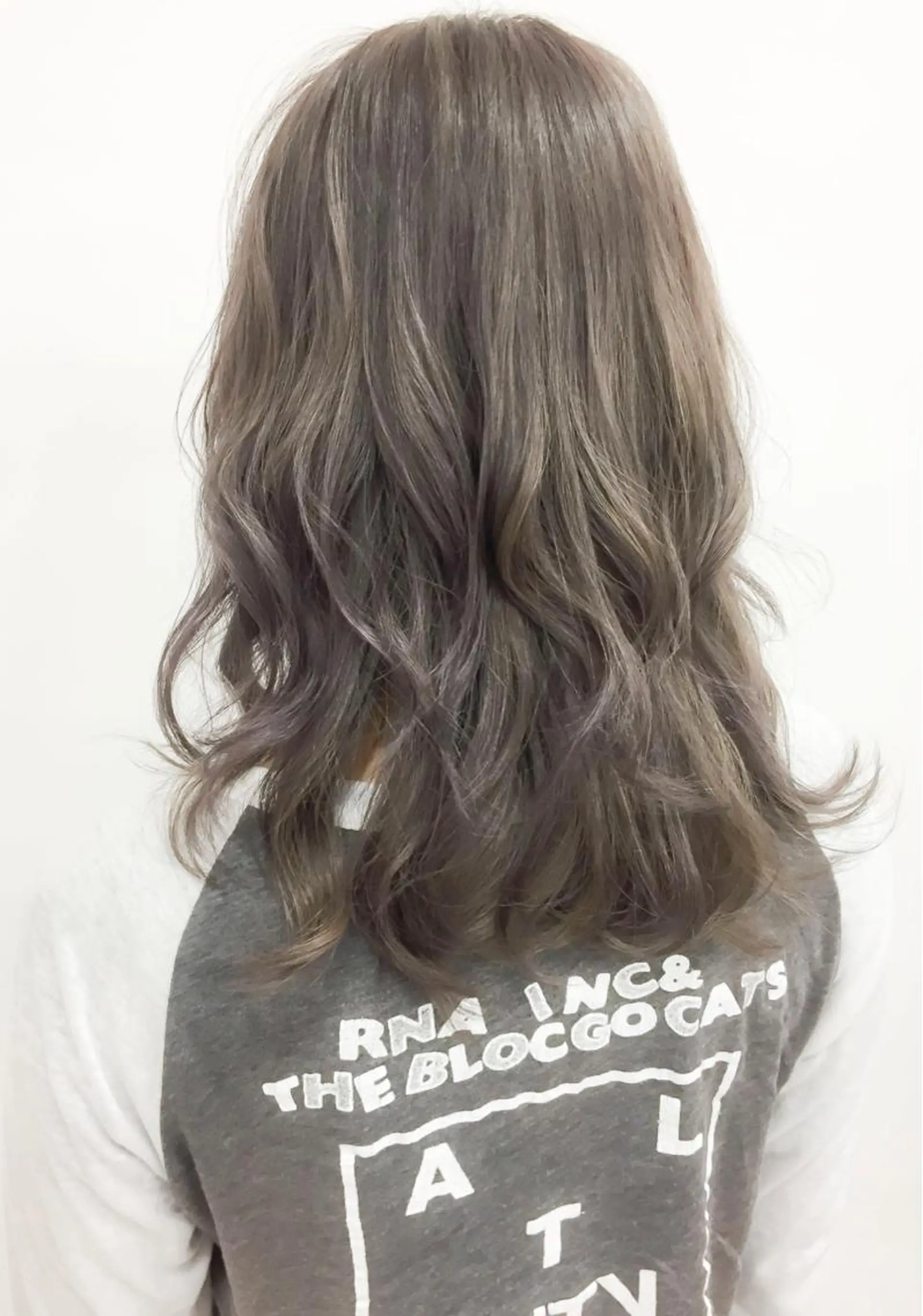 セミロング カラー アッシュ ベージュカラー ブリーチ ヘアカラー トリートメント Days 透明感カラーのヘアスタイル