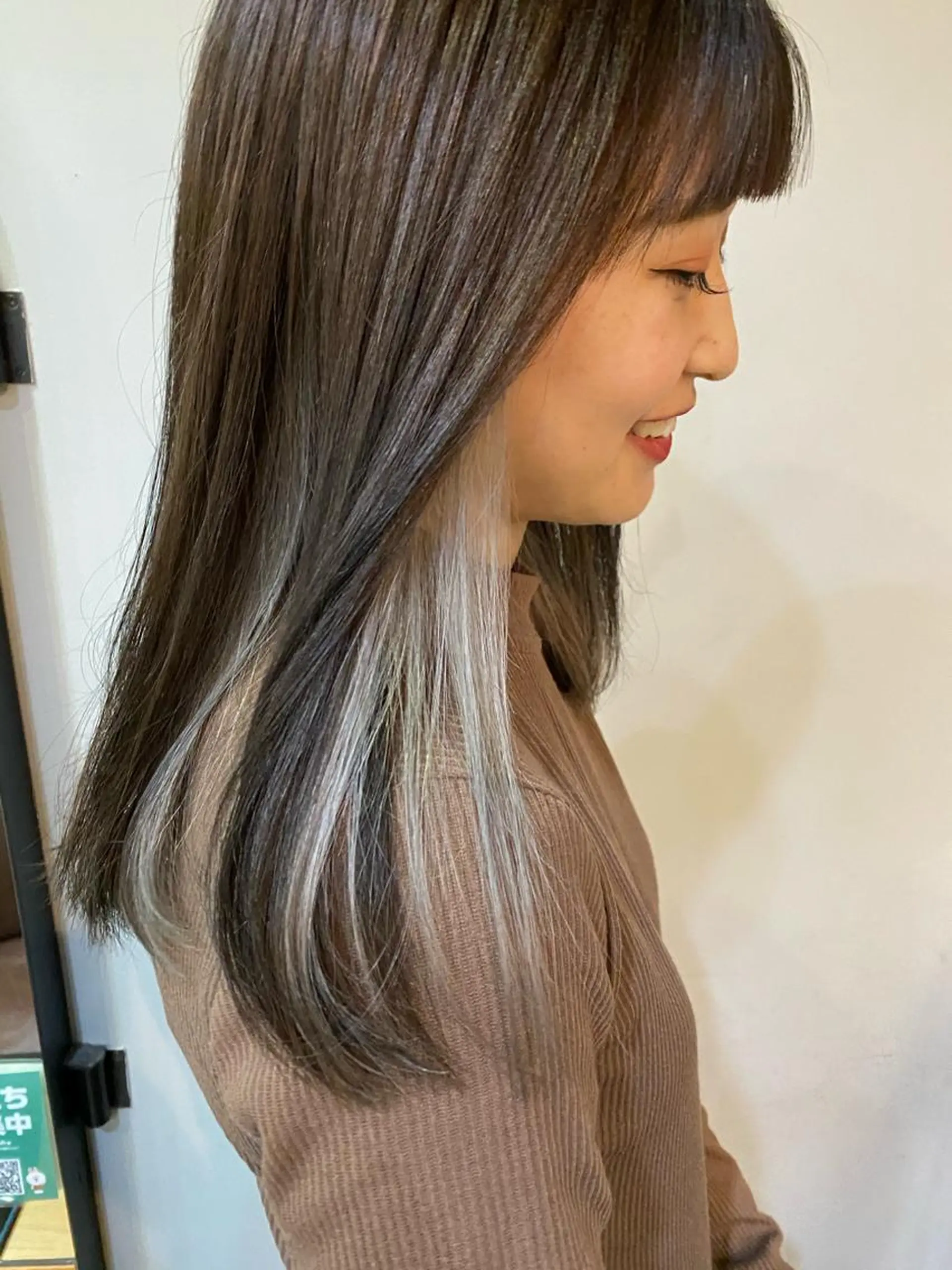 セミロング カラー パーマ ヘアアレンジ メンズ キッズ ネイル マツエク・マツパ シルバー シルバー インナーカラー/ KANAのヘアスタイル