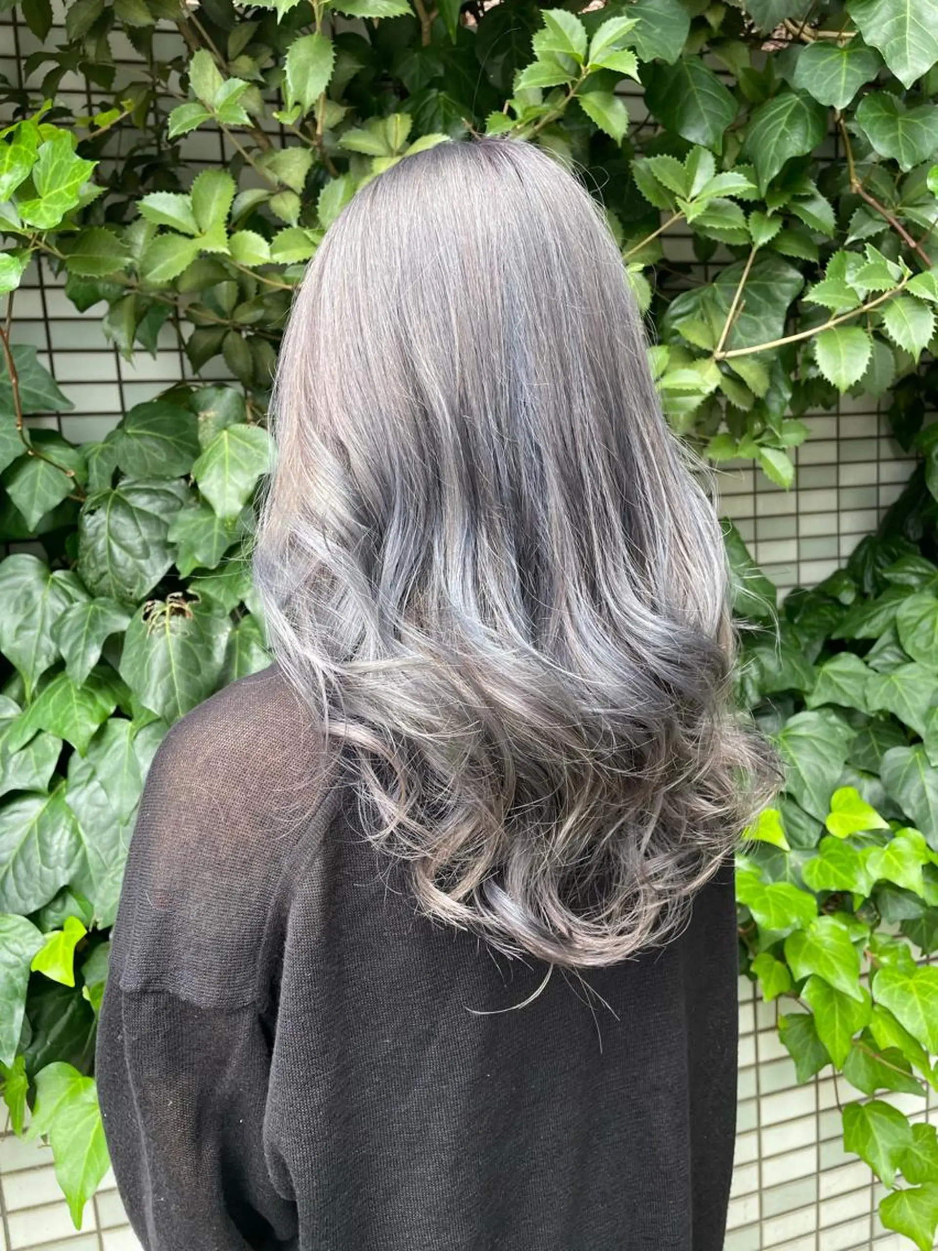 セミロング カラー グレージュ シルバー シルバーグレージュ ヘアカラー カワシマ セイカのヘアスタイル