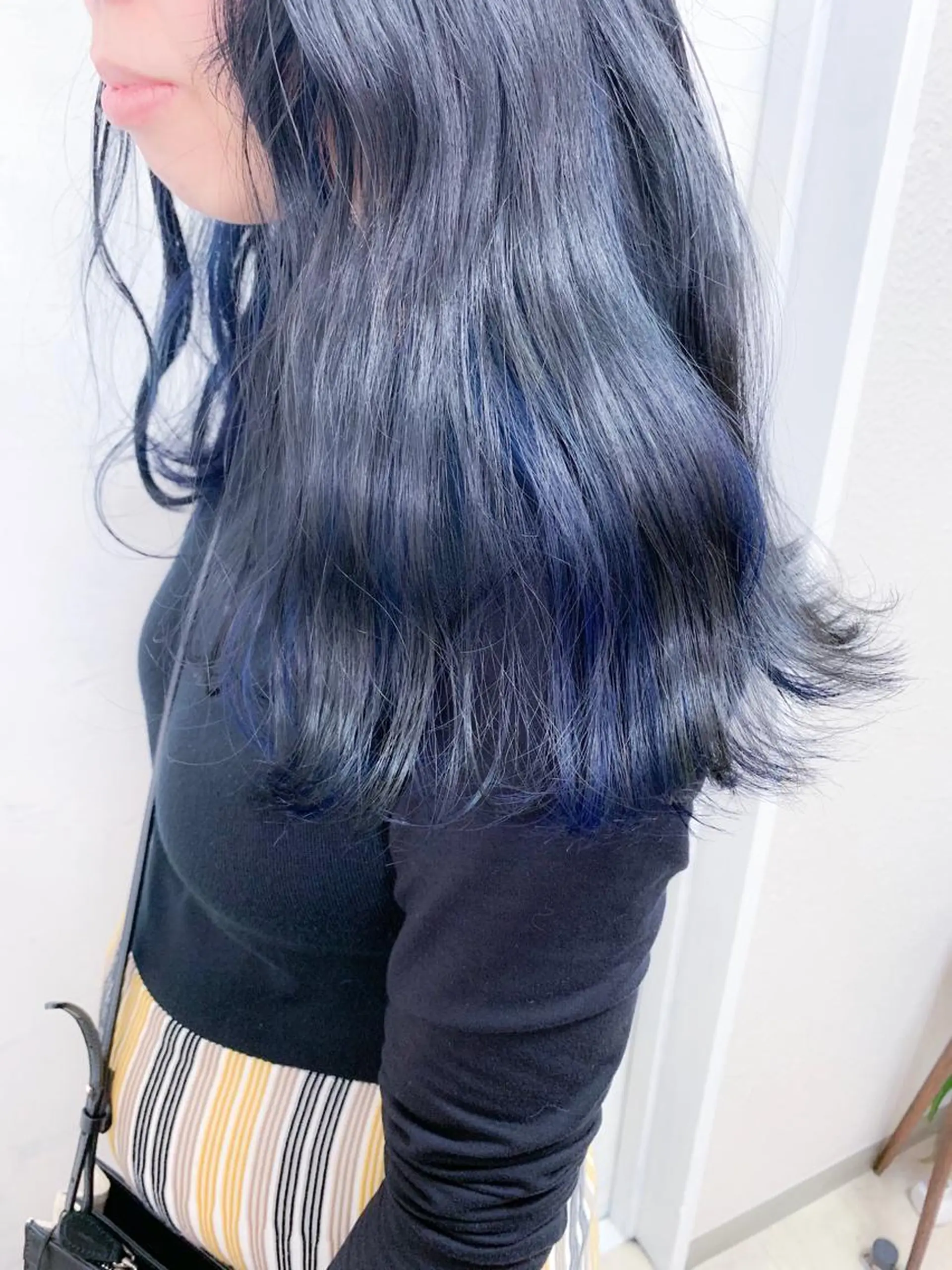 ミディアム カラー 黒髪 ブルーカラー ブルーブラック グラデーションカラー インナーカラー カット ヘアカラー BOX mico.のヘアスタイル