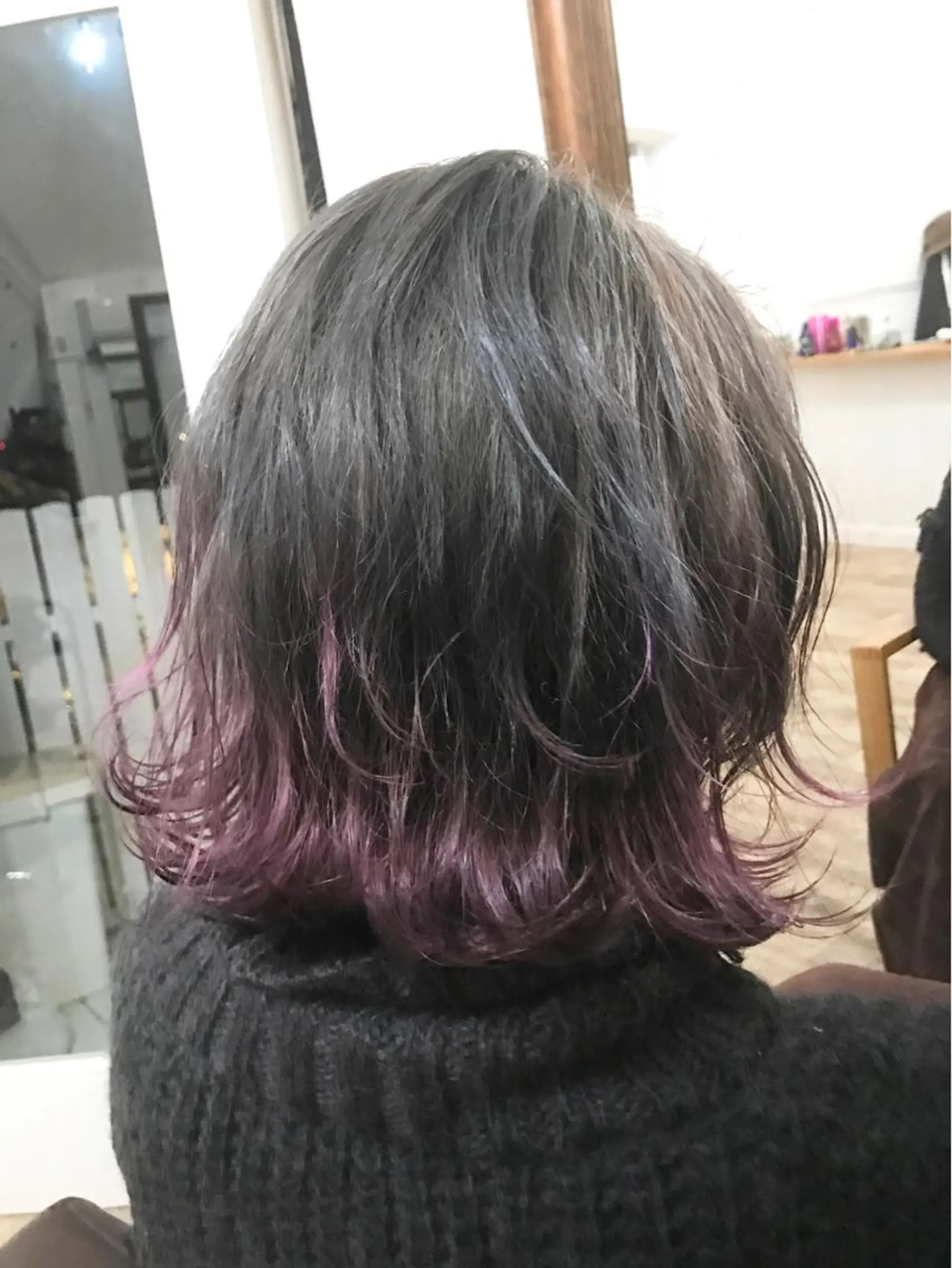 ショート カラー ブリーチ ダークグレー グラデーションカラー ピンクカラー ピンクパープル 白髪ぼかしハイライト バレイヤージュヤマトのヘアスタイル