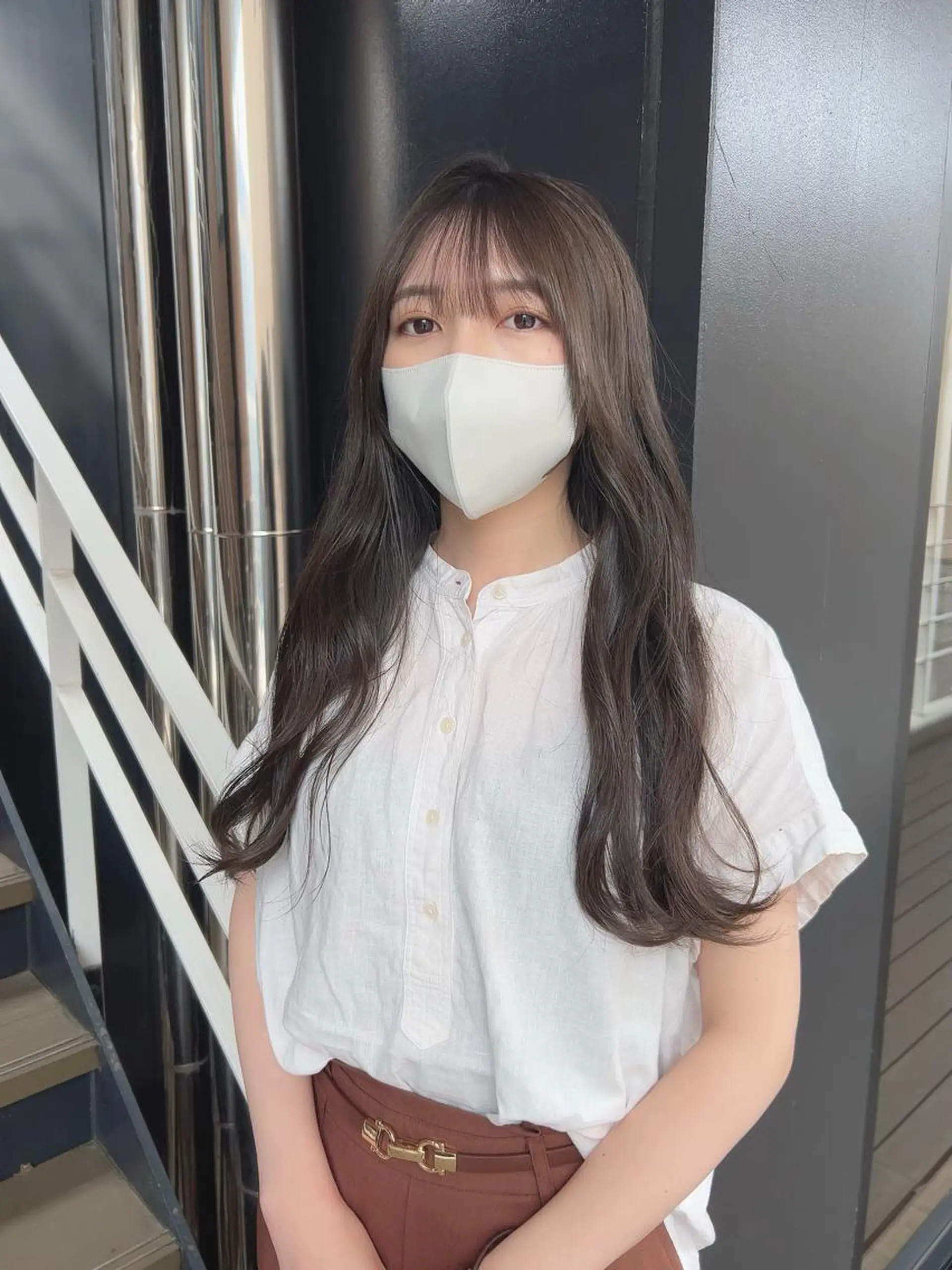 ロング 韓国🇰🇷レイヤー カットオリーブカラーのヘアスタイル