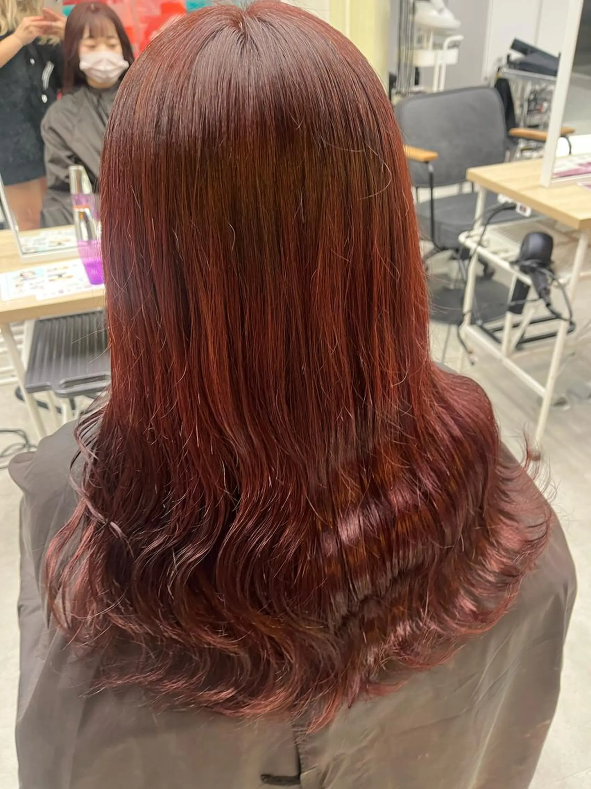 セミロング カラー ネイル ブリーチ ブリーチなしカラー レッドカラー ワンカラーネイル 赤色 ヘアカラー トリートメント mai🤍縮毛酸性ス トレート/アイリストのヘアスタイル