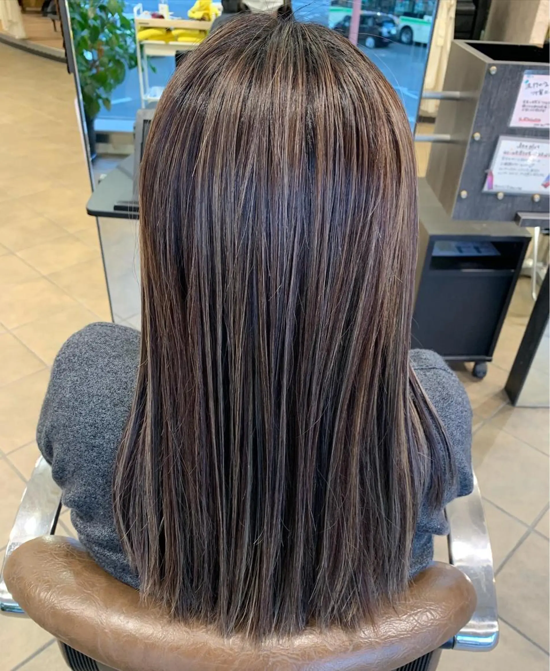 ミディアム カラー ハイライトカラー ハイライト Ripps長居所属・メテオ ／ヘアカラー 西川菜実のヘアスタイル