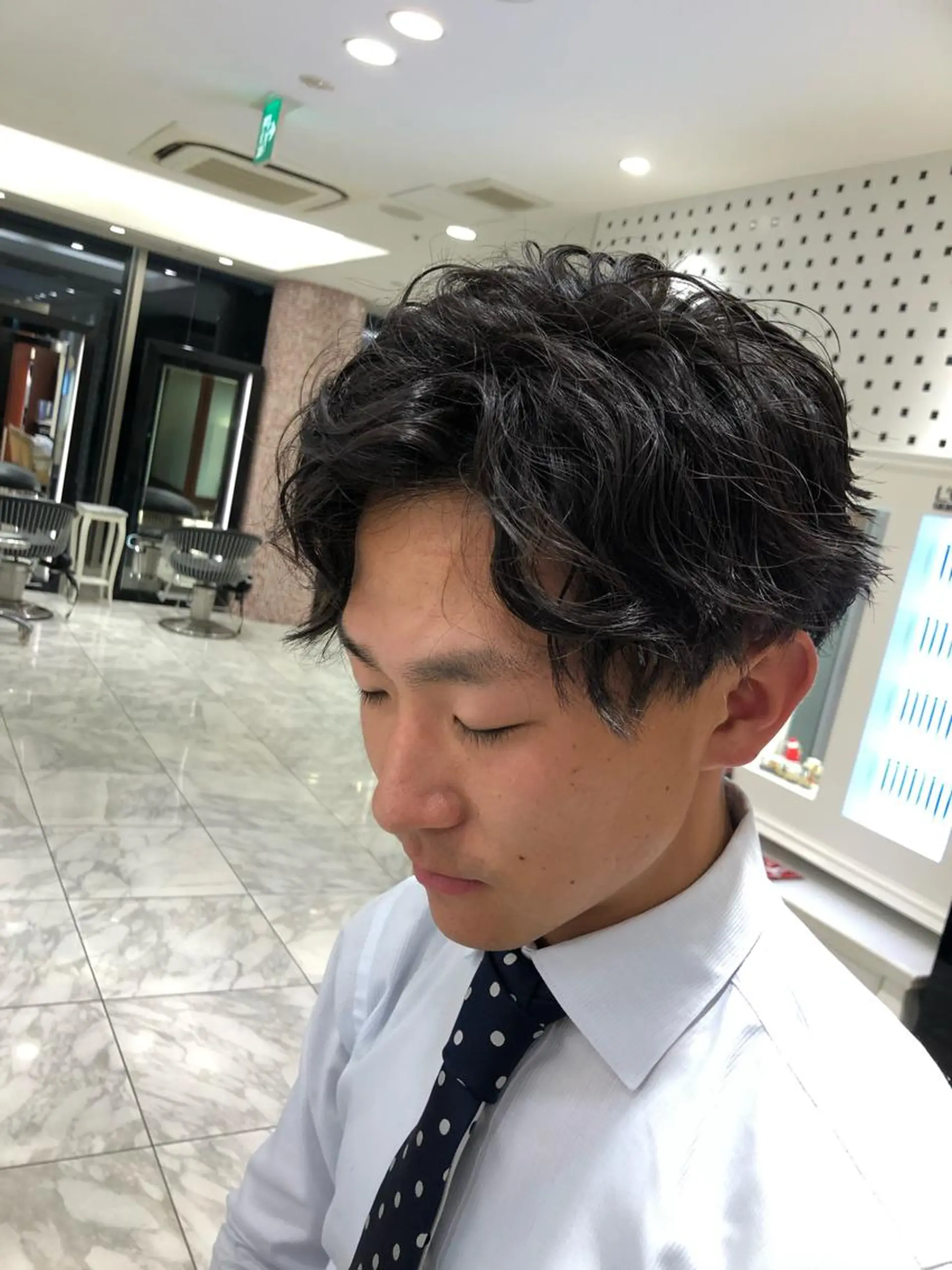 ショート パーマ メンズ センターパート マッシュ メンズパーマ カット 波巻きウェーブ 韓国風パーマ 纐纈のヘアスタイル