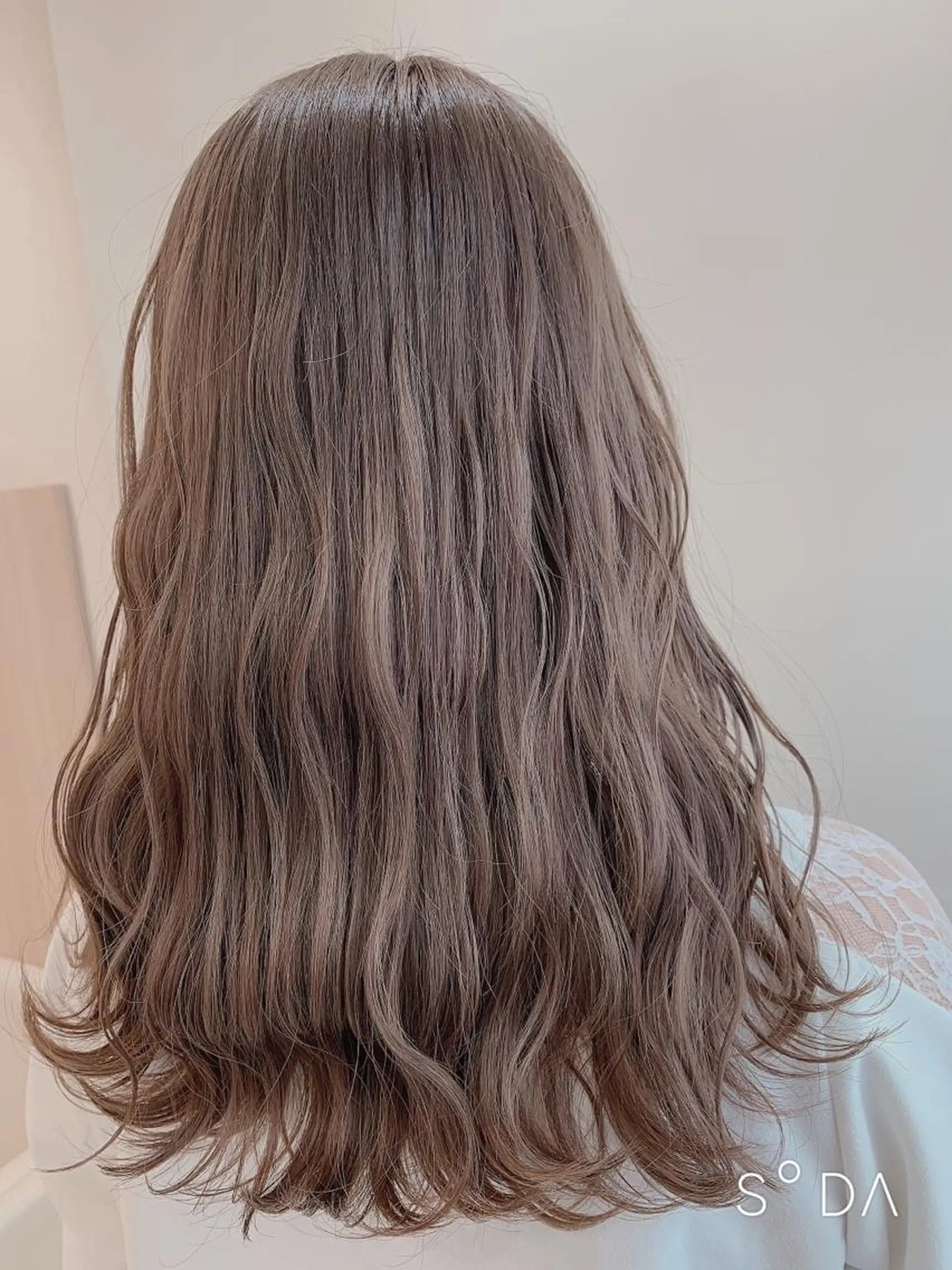 セミロング カラー ベージュカラー ブリーチ ミルクティーベージュ 店長ハイトーンカラー 柞山史奈のヘアスタイル