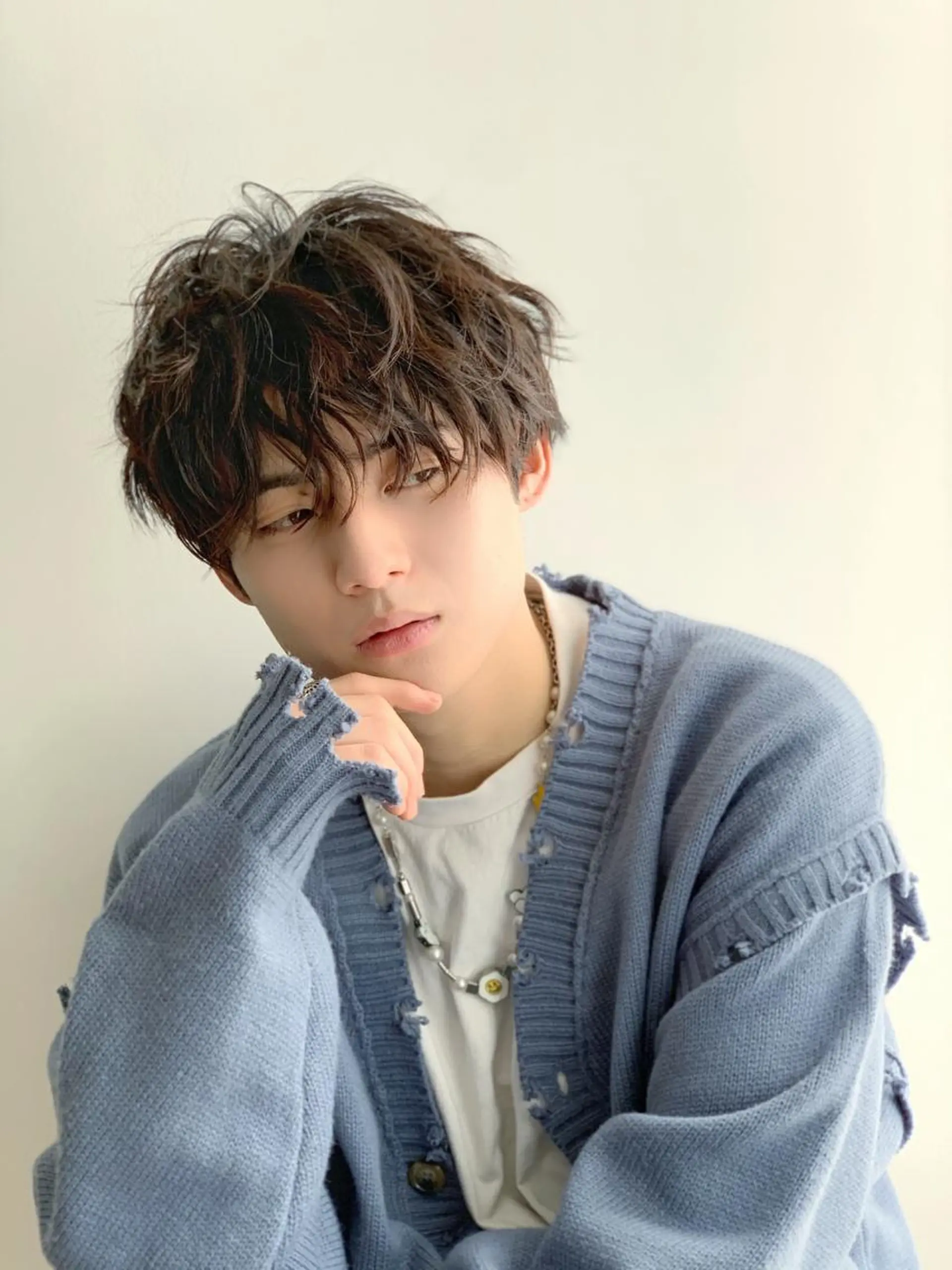 ショート パーマ メンズ メンズブリーチ センターパート メンズハイライト メンズハイトーン メンズ韓国風 カット パーマ ヘアセット メンズStylist 山根慧のヘアスタイル