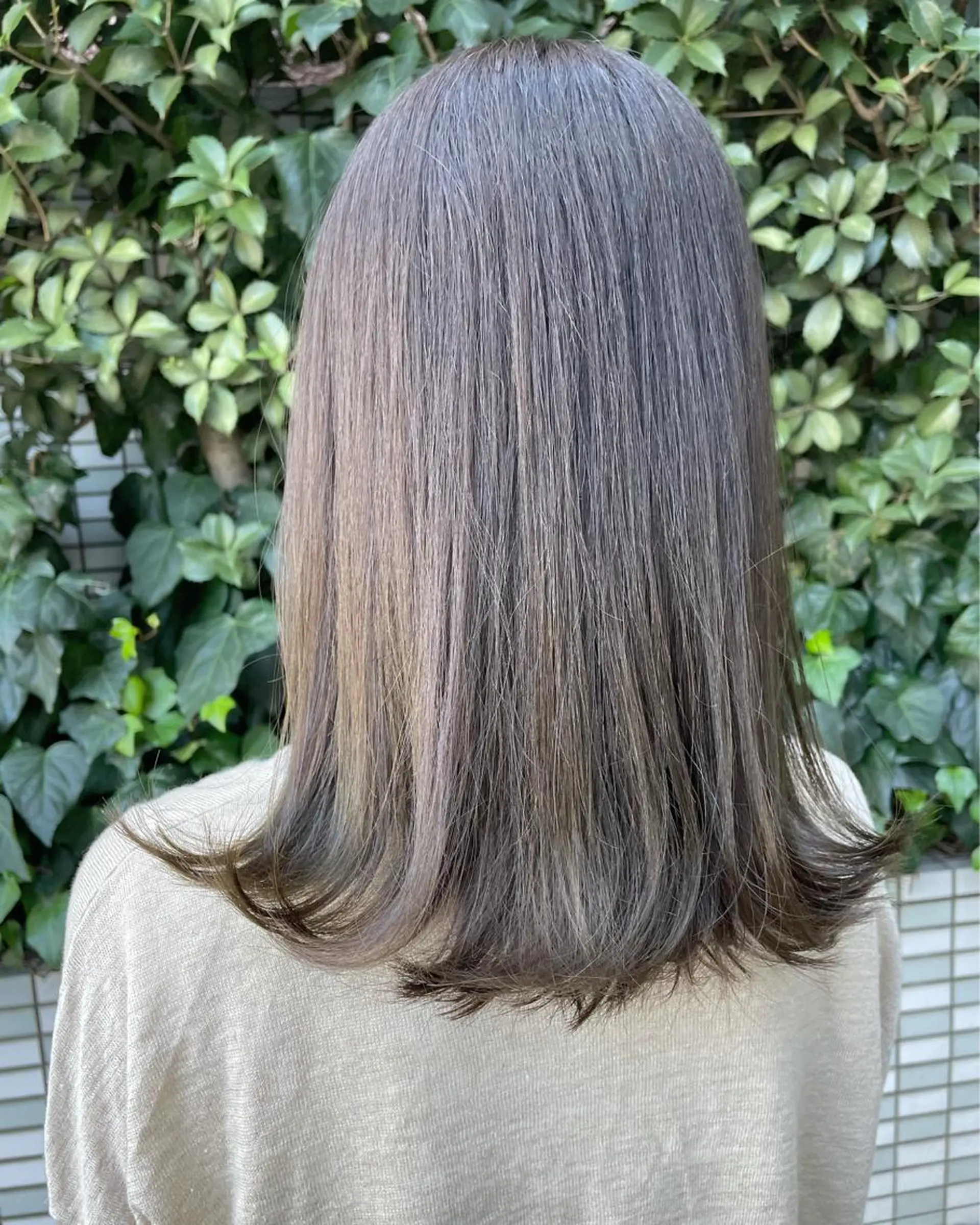 ミディアム カラー ベージュカラー ブリーチ ブリーチなしカラー オリーブベージュ カワシマ セイカのヘアスタイル