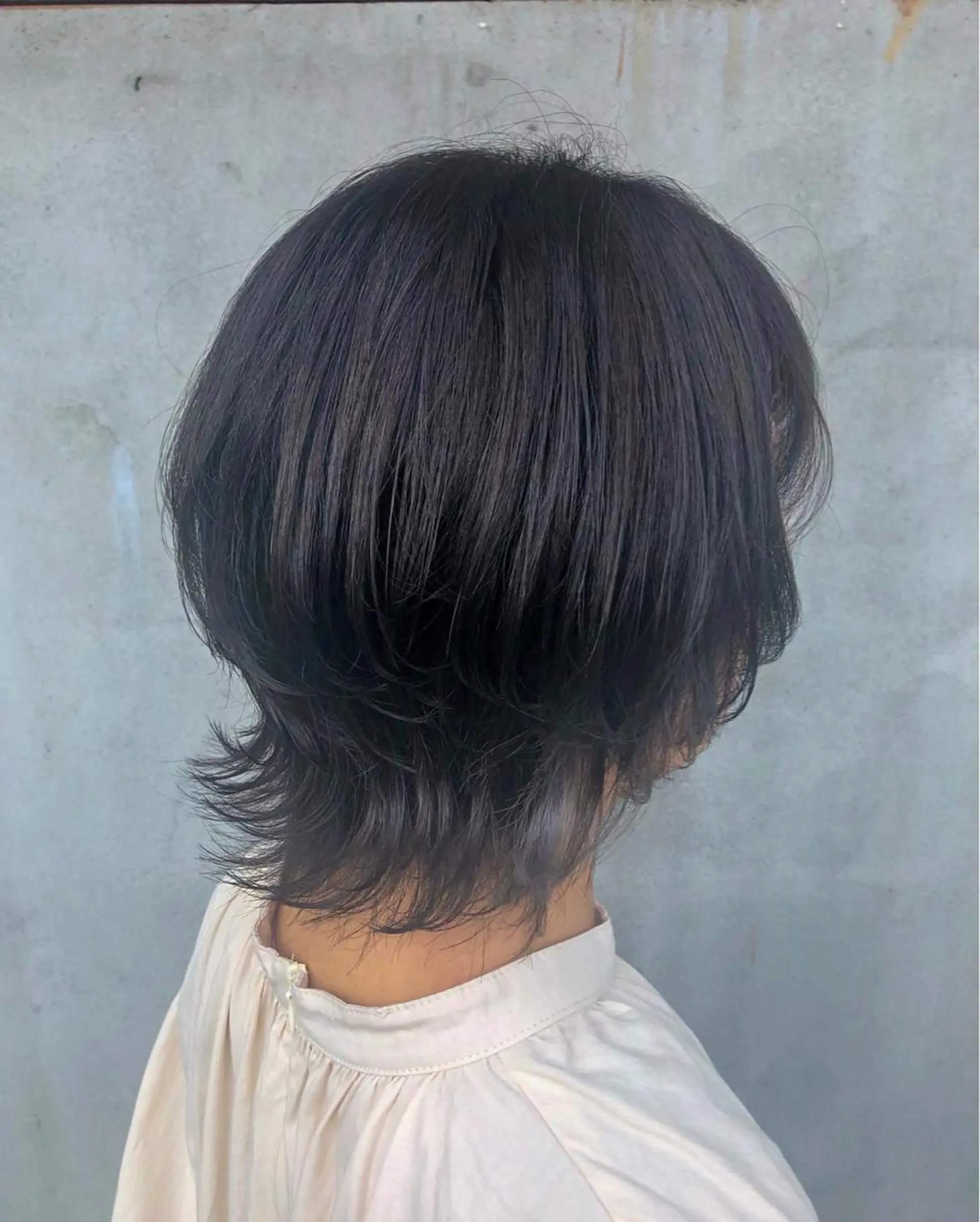 ミディアム カラー ダークグレー ダークグレージュ グレージュ インナーカラー シルバー 佐藤 美聡のヘアスタイル