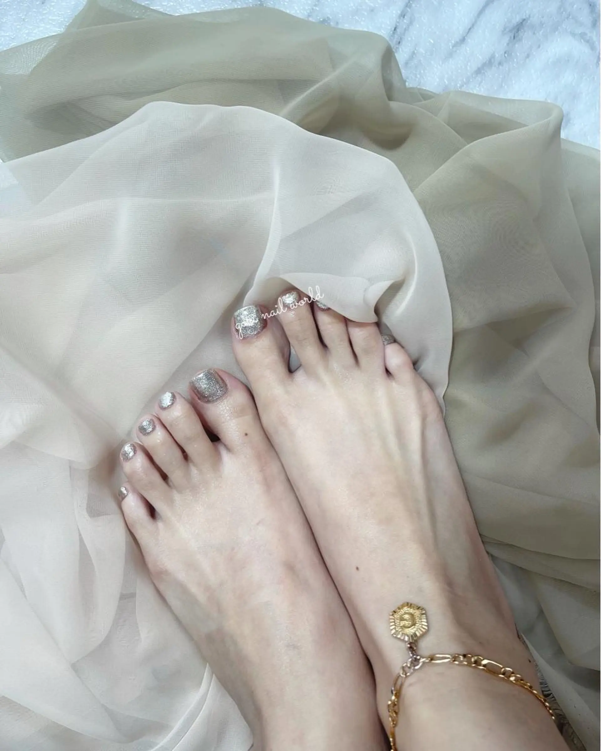 ネイル フットネイル ジェルネイル キラキラネイル ラメ(グリッター) ショートネイル フットネイル 𝐠𝐨𝐫𝐢 𝐧𝐚𝐢𝐥のネイルデザイン