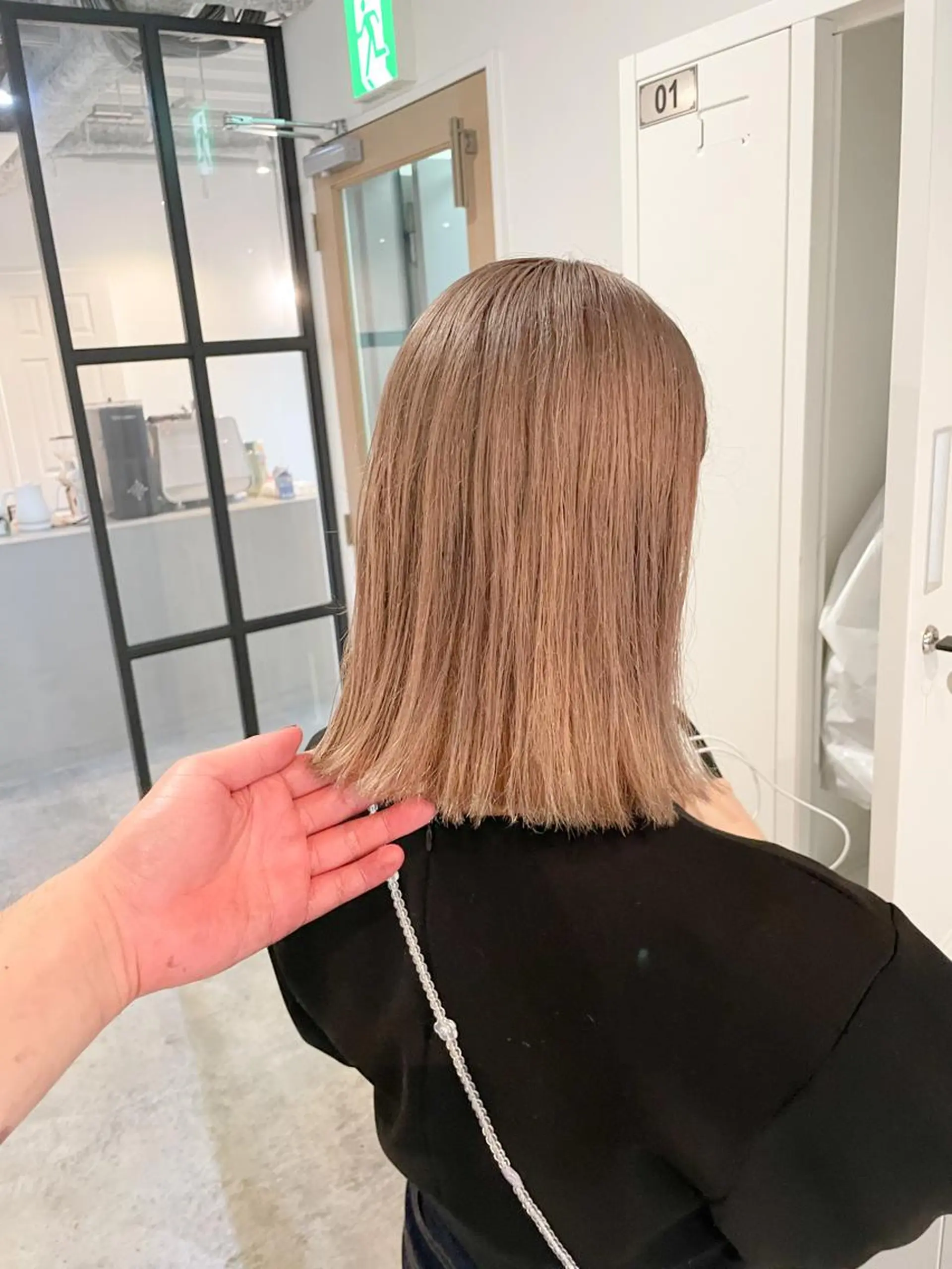 ミディアム カラー 切りっぱなしボブ ベージュカラー ブリーチ ボブ カット ヘアカラー Takuma Suzuki中目黒のヘアスタイル