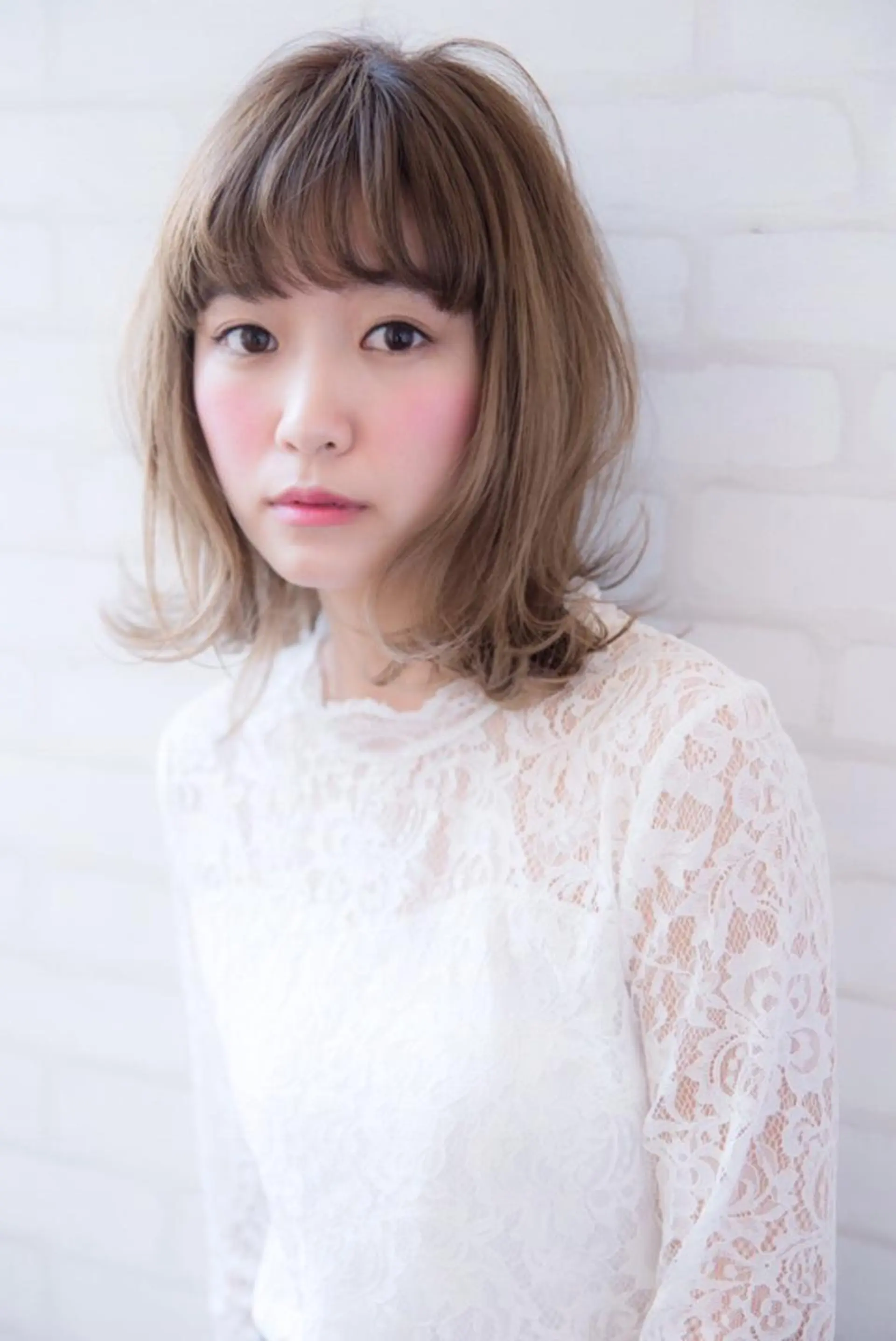 ミディアム カラー アオガミ （前髪顔周りカット）のヘアスタイル