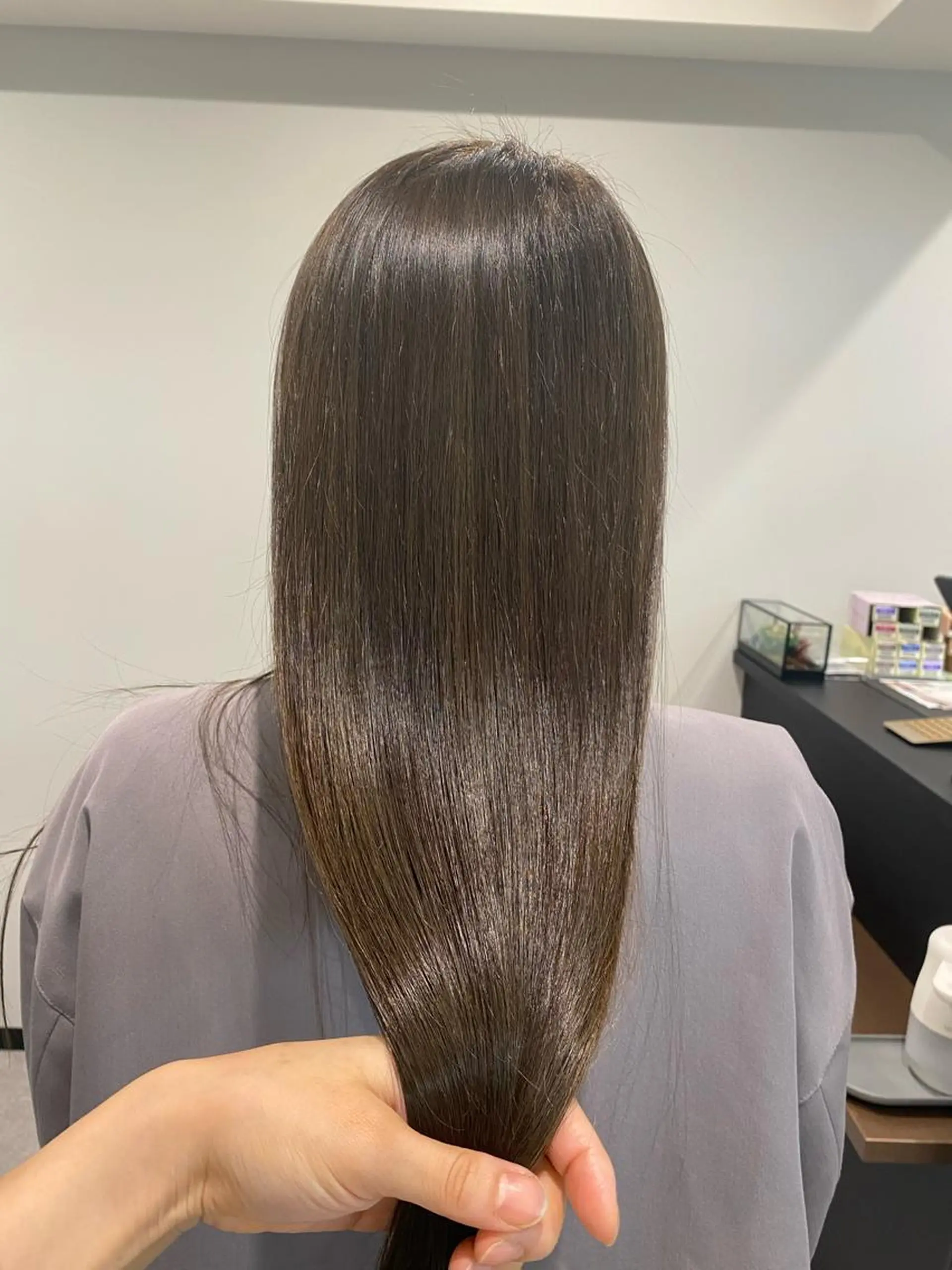 ロング カラー アッシュ アッシュグレー 髪質改善 トリートメント 大上 真奈未のヘアスタイル