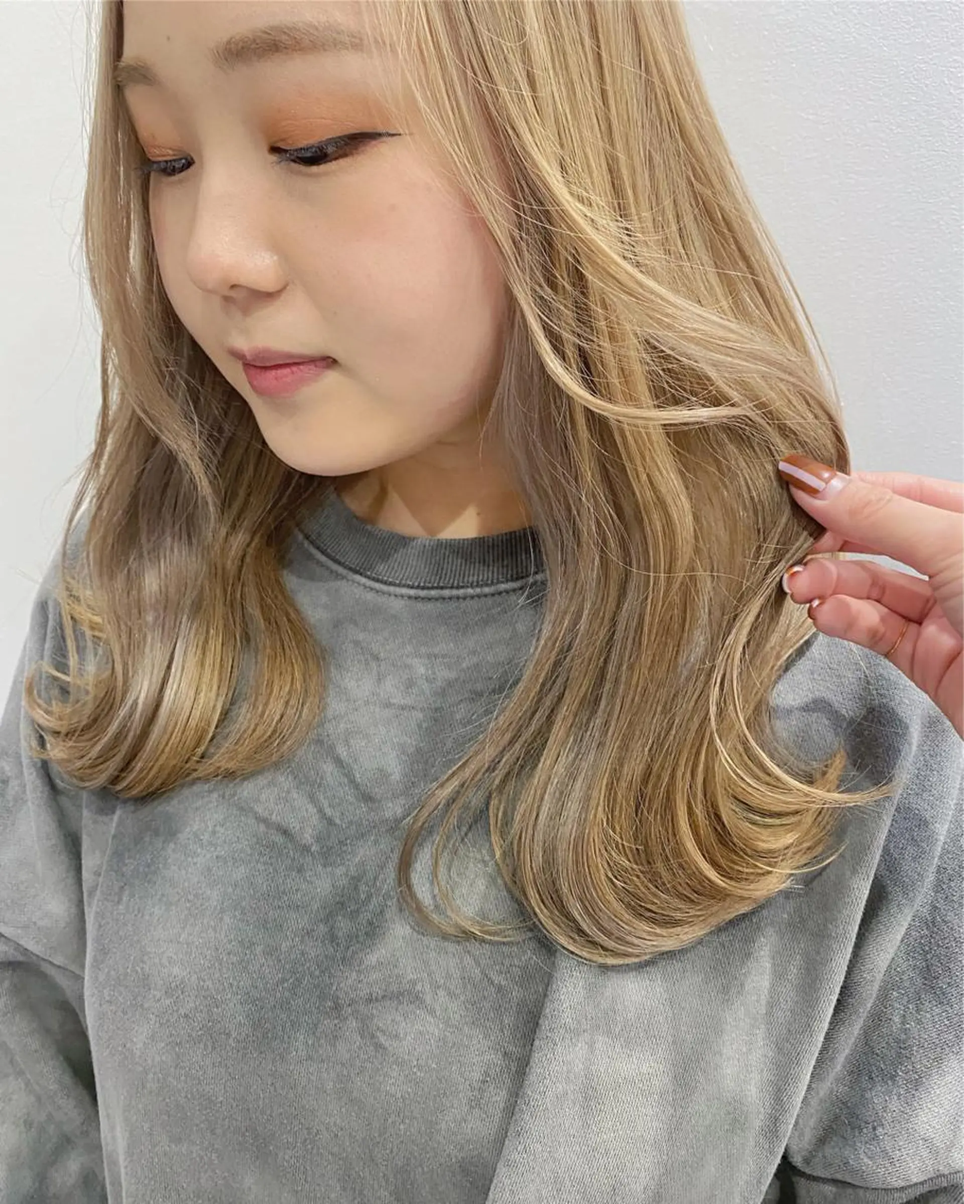 ロング カラー ベージュカラー ブロンド ブロンドベージュ ミルクティーベージュ .. meiのヘアスタイル