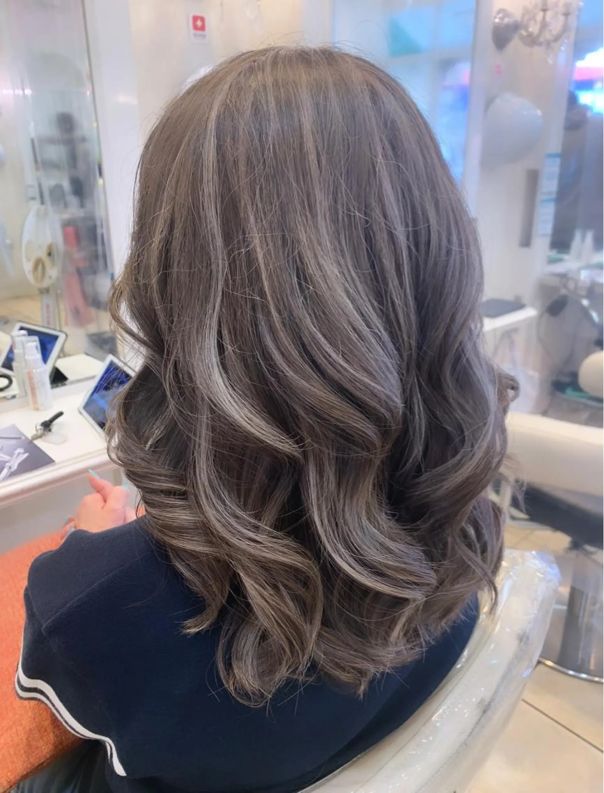 ロング カラー 岩本 菖のヘアスタイル