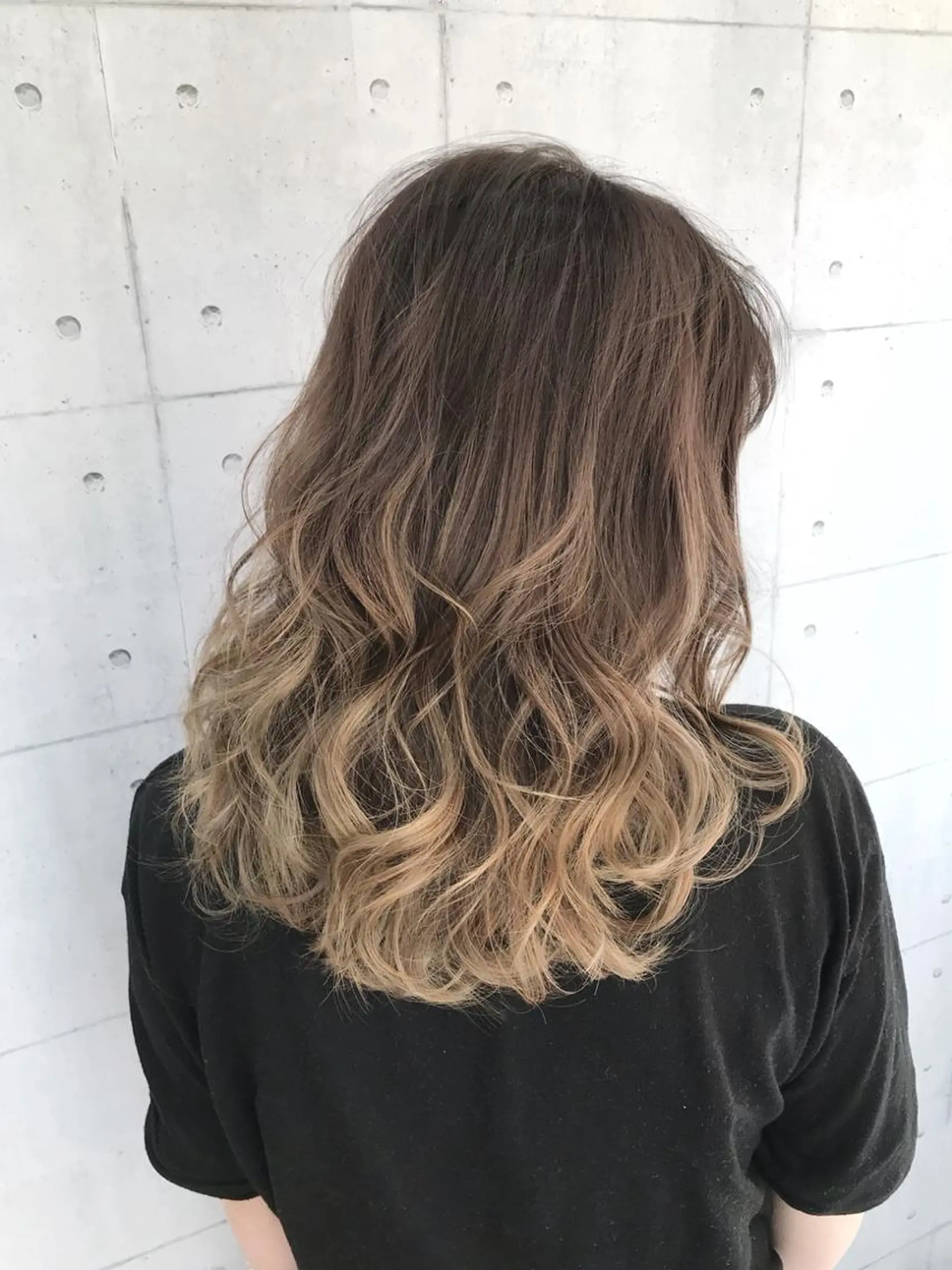 セミロング カラー アッシュ ベージュカラー ブリーチ グラデーションカラー 高木 麻知子のヘアスタイル