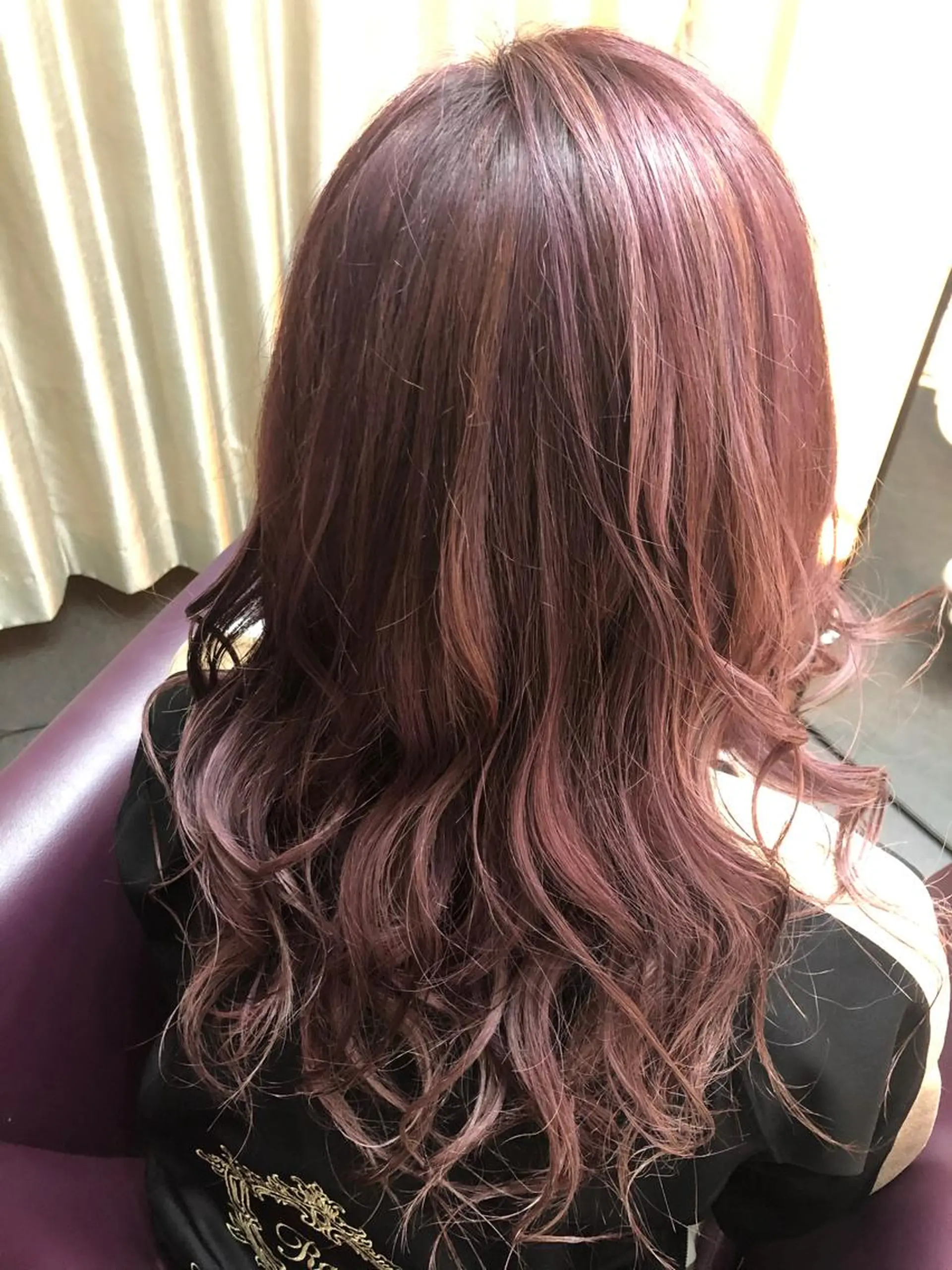 ロング ハイライト 秋元 菜摘のヘアスタイル