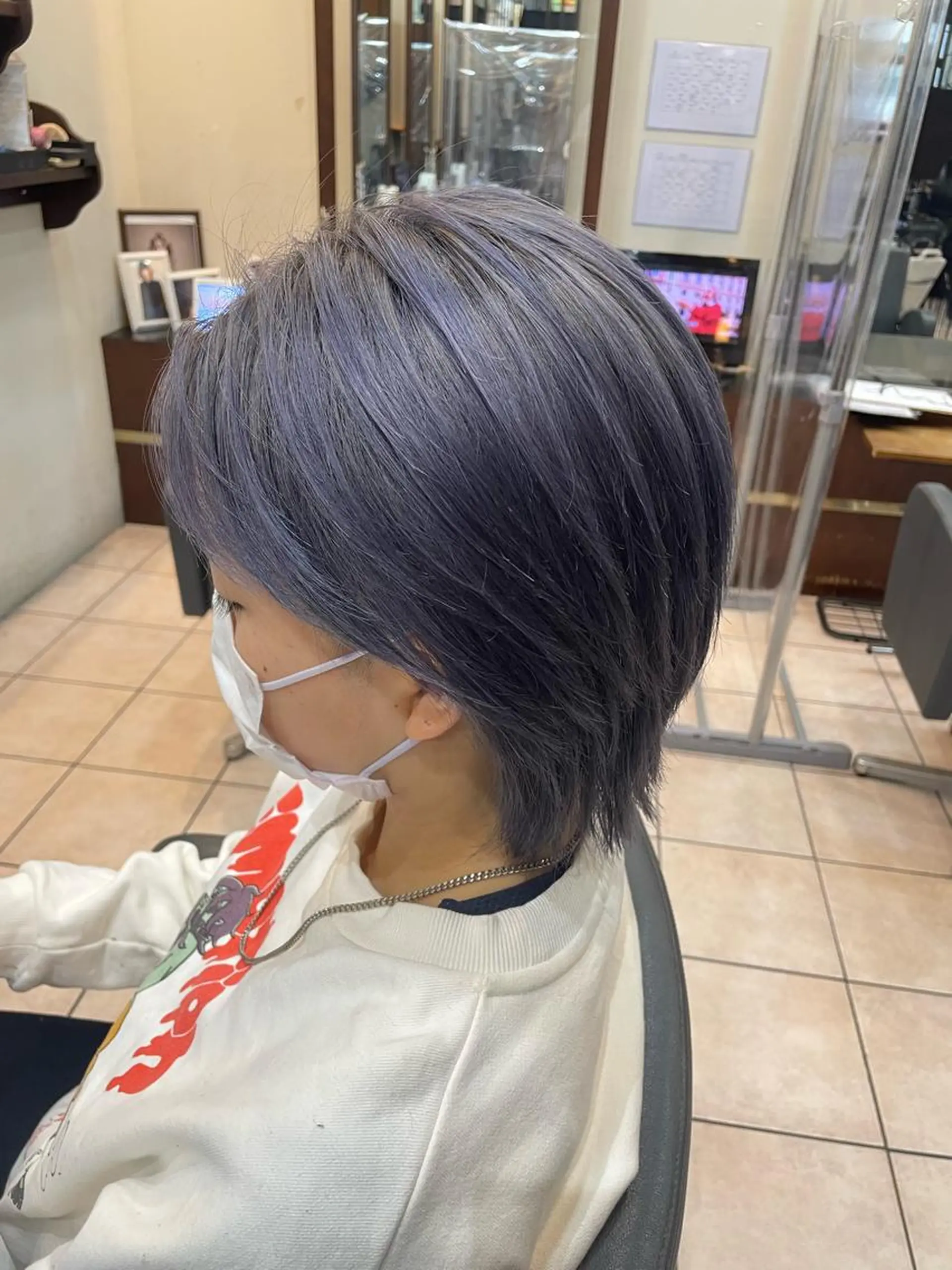 ショート カラー ブルーカラー シルバー FRAME ASUKAのヘアスタイル