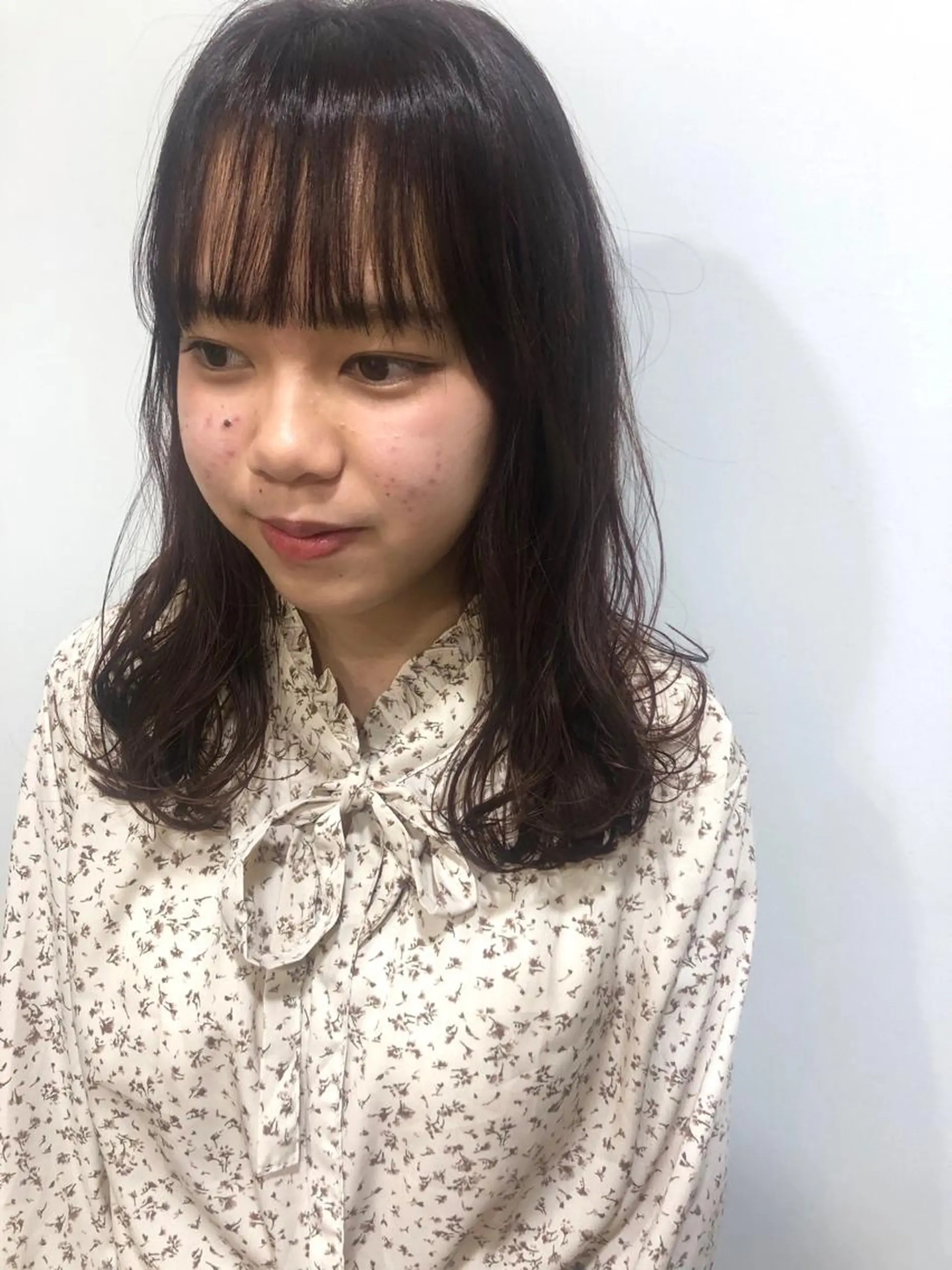 ミディアム カラー カット ヘアカラー トリートメント MIOベージュカラー 柔らかいカラーのヘアスタイル