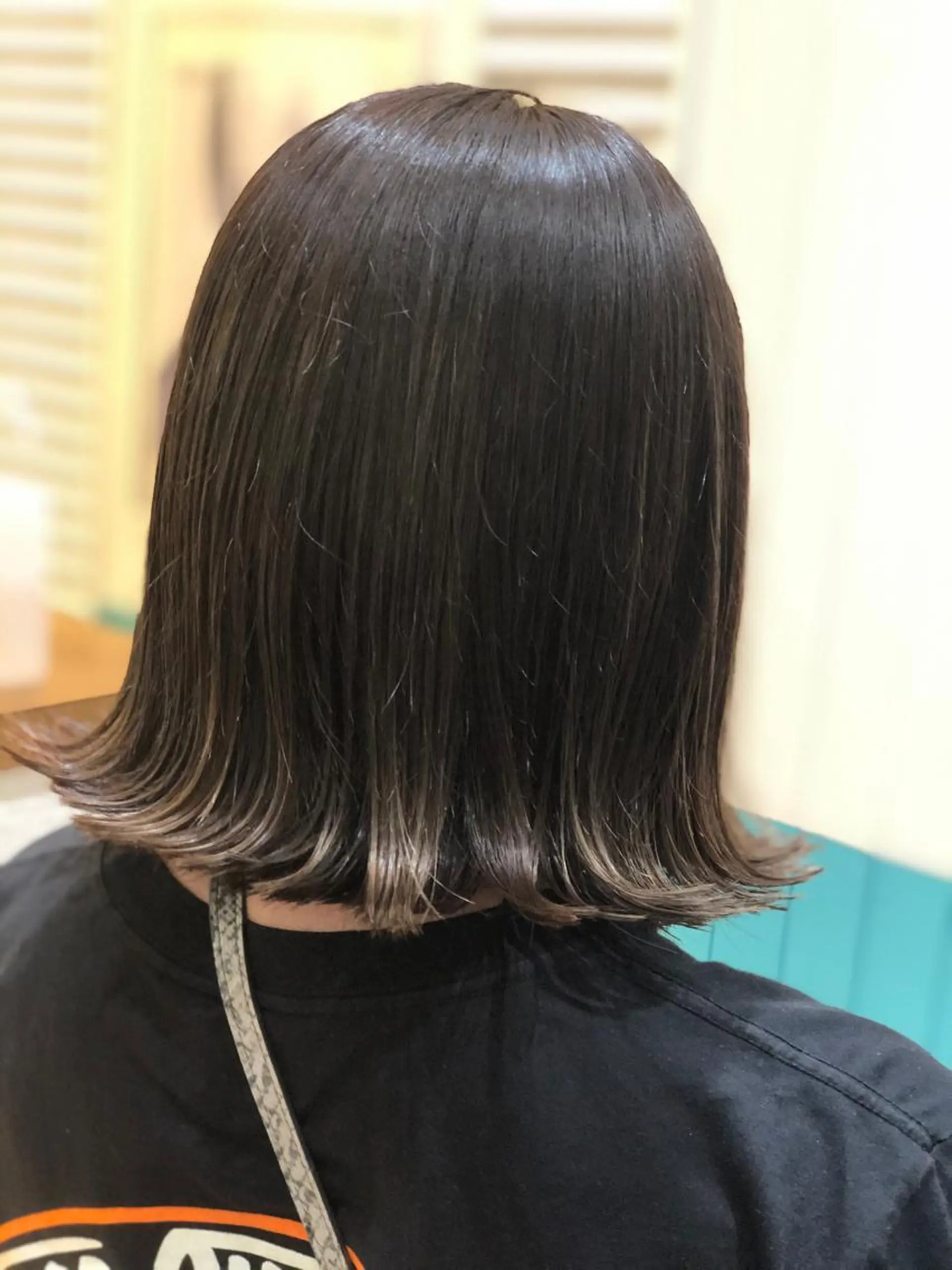 ミディアム カラー アッシュ ハイライトカラー ミルクティーアッシュ ハイライト ヘアカラー トリートメント Snaly カラー特化ページのヘアスタイル