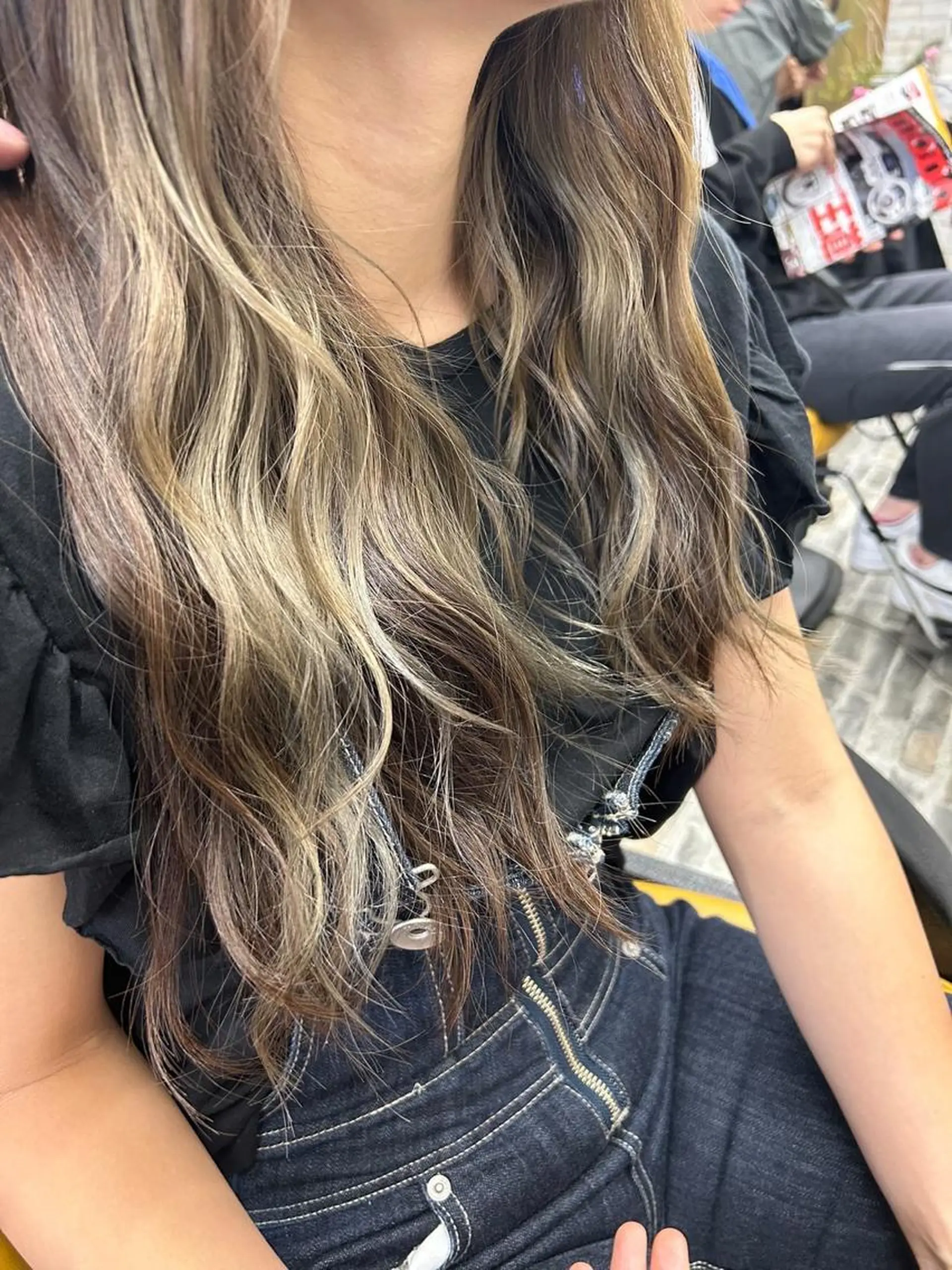 ロング カラー アッシュ ベージュカラー イヤリングカラー 大坪 拓斗のヘアスタイル