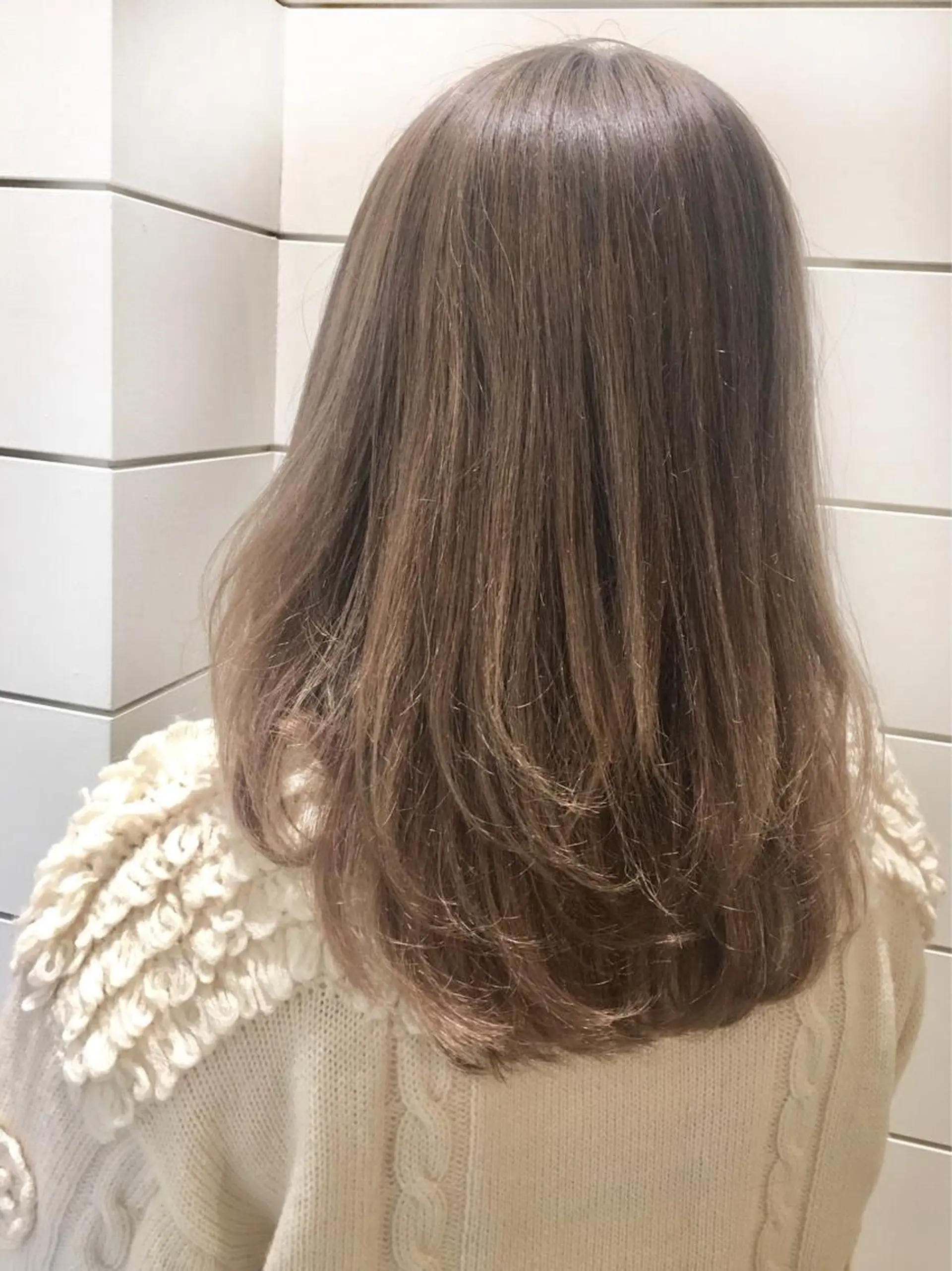 セミロング カラー ベージュカラー ブリーチ 鍵山 千秋のヘアスタイル