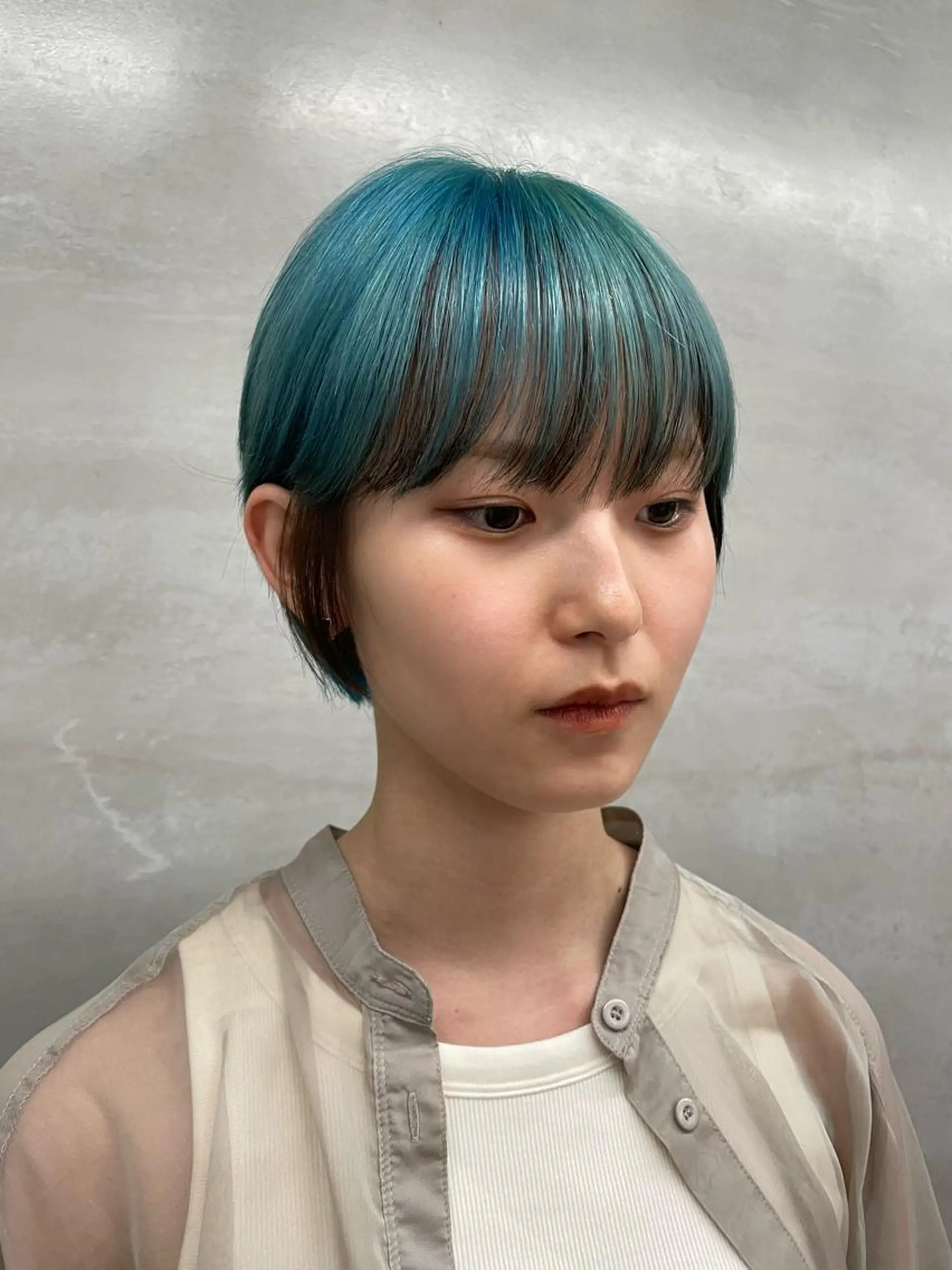 ショート カラー 鶴井 美空のヘアスタイル