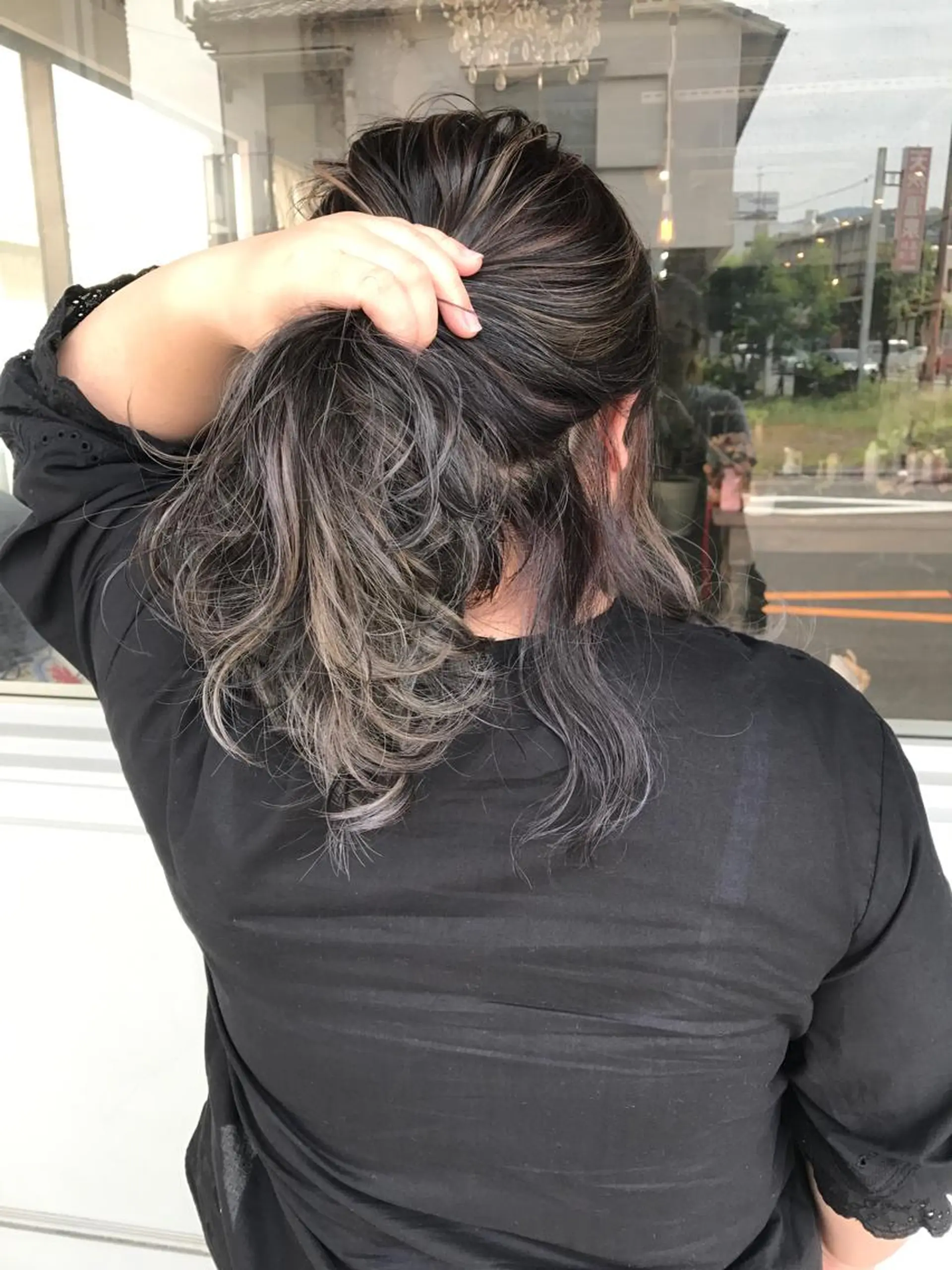 ミディアム カラー ヘアアレンジ アッシュ グラデーションカラー ハイライトカラー ハイライト おくれ毛 Mariana/ 鶴原-ハイライトのヘアスタイル