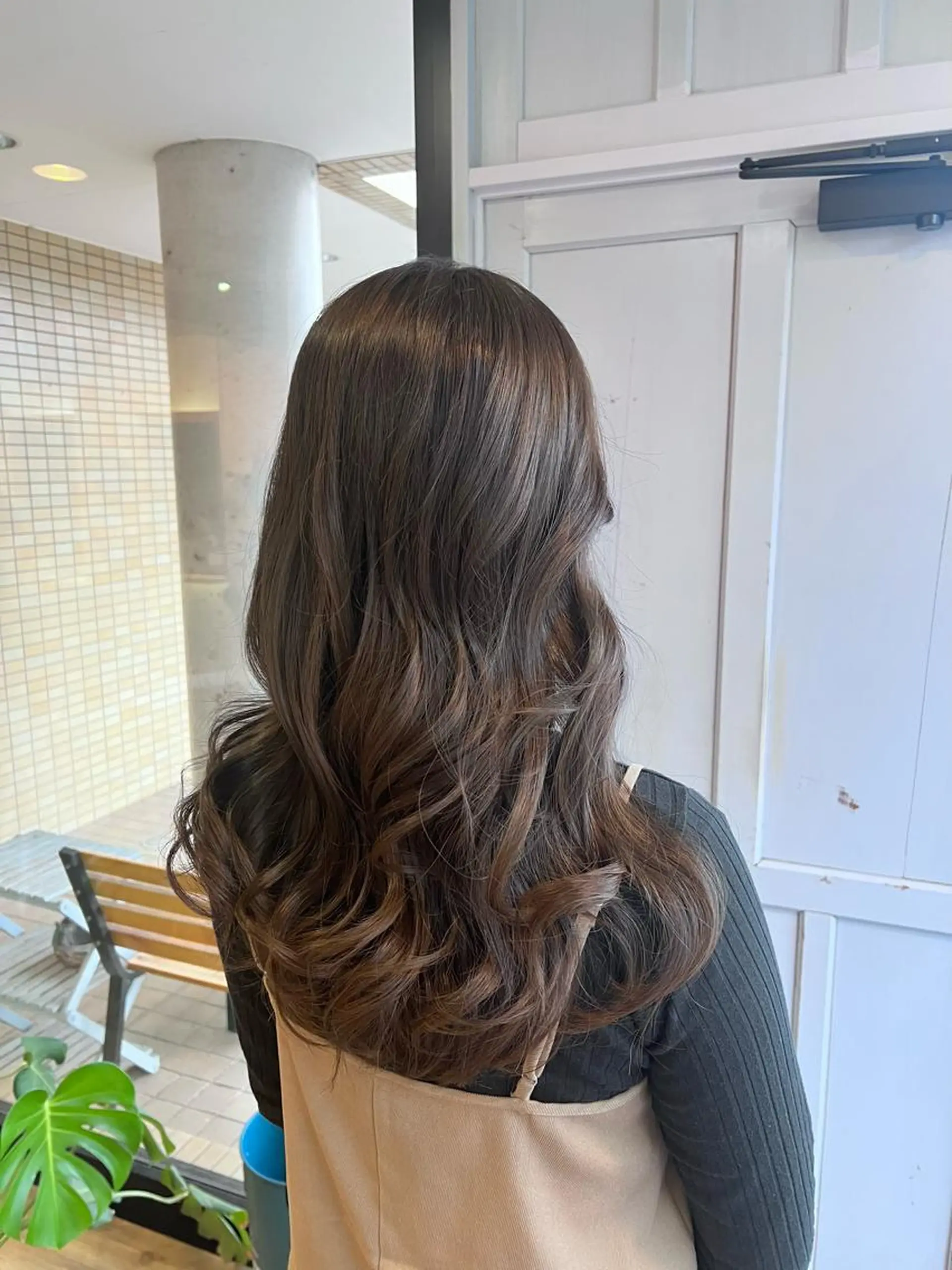 ロング カラー グレージュ ヘアカラー トリートメント ツキダテ ユイのヘアスタイル