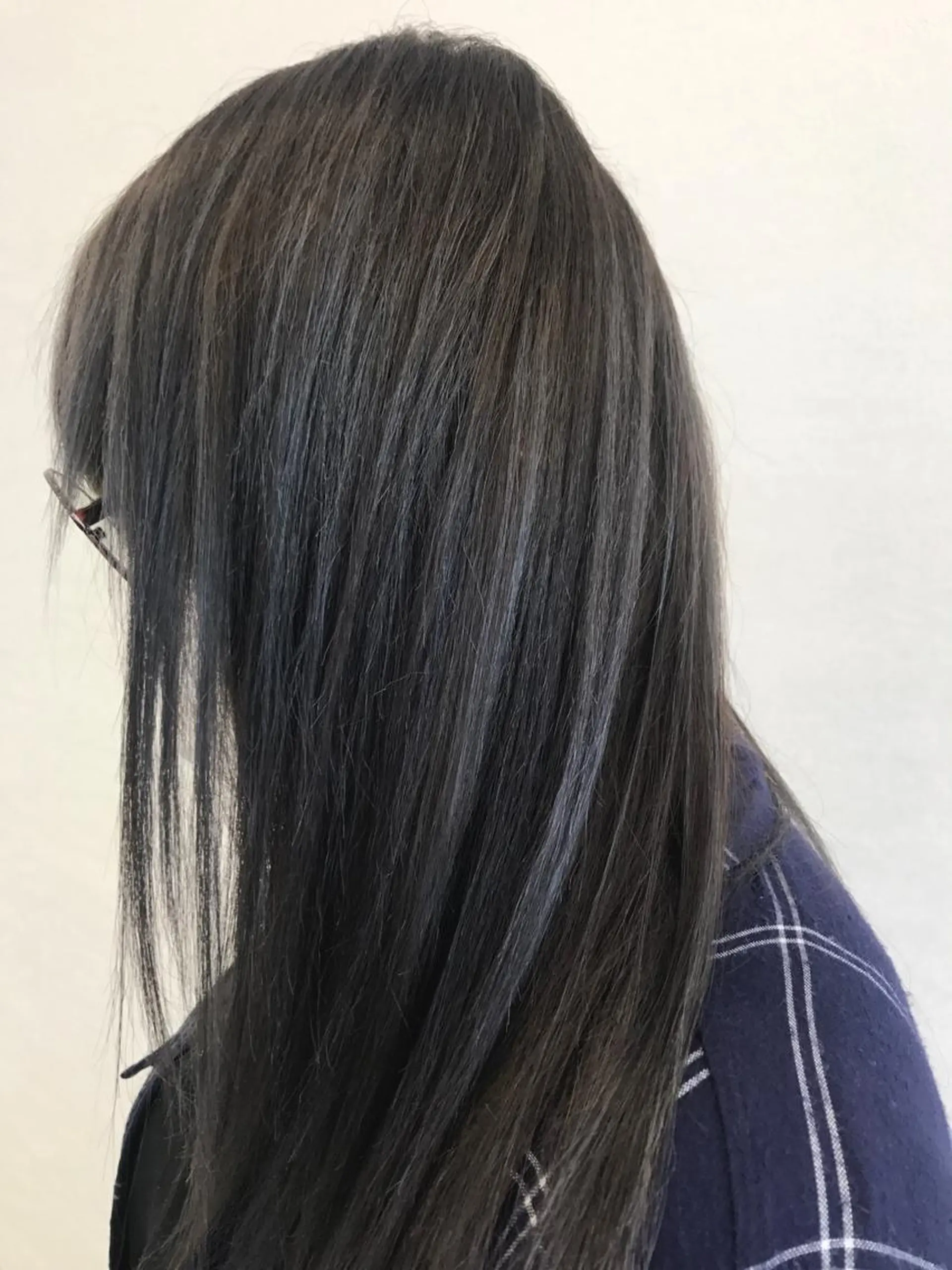 ミディアム カラー ブルーカラー ブルージュ 星野 慎也のヘアスタイル