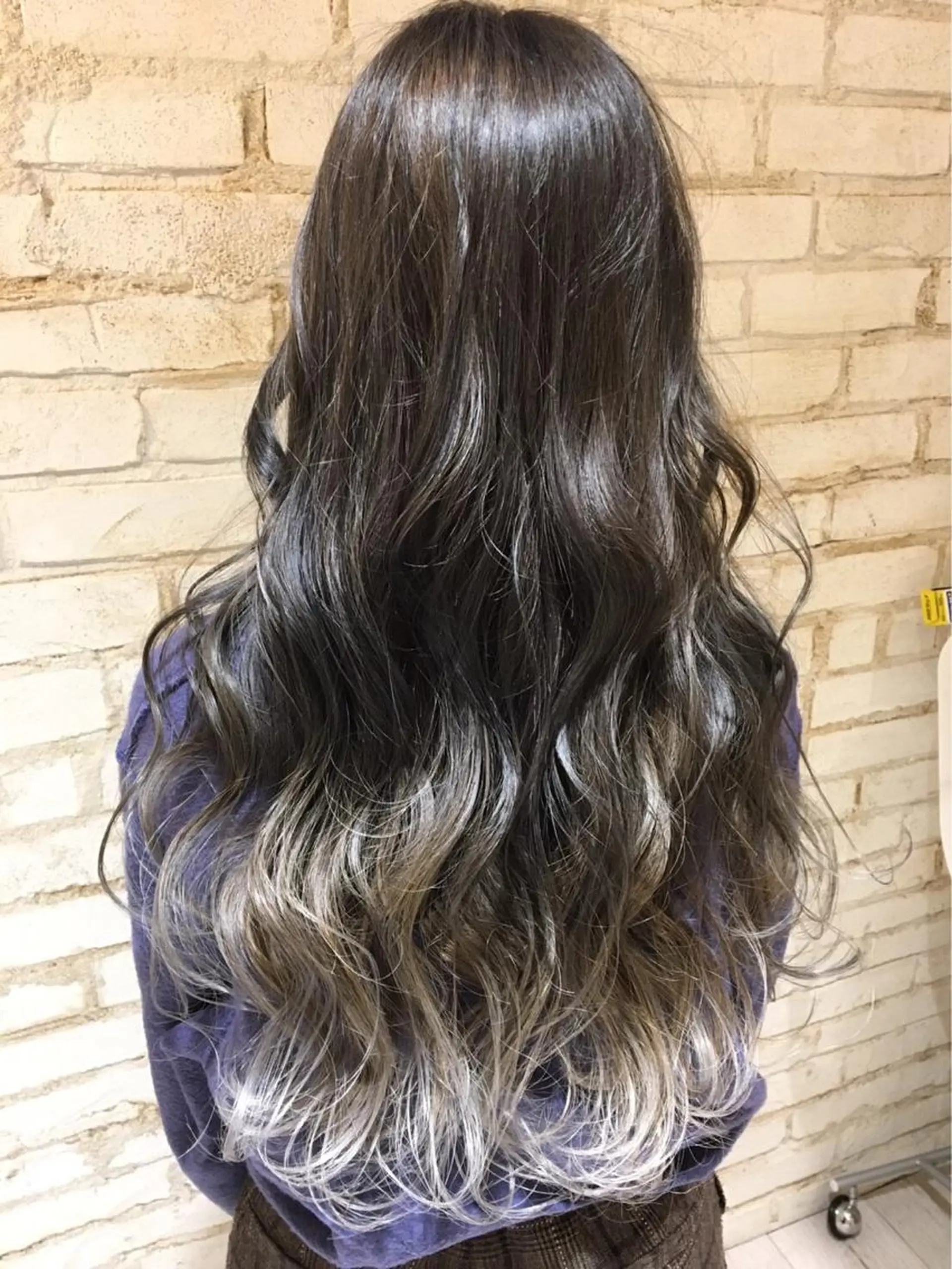 ロング カラー ブリーチ 透明感カラー グラデーションカラー カット ヘアカラー レイヤーカット 川田くるみのヘアスタイル