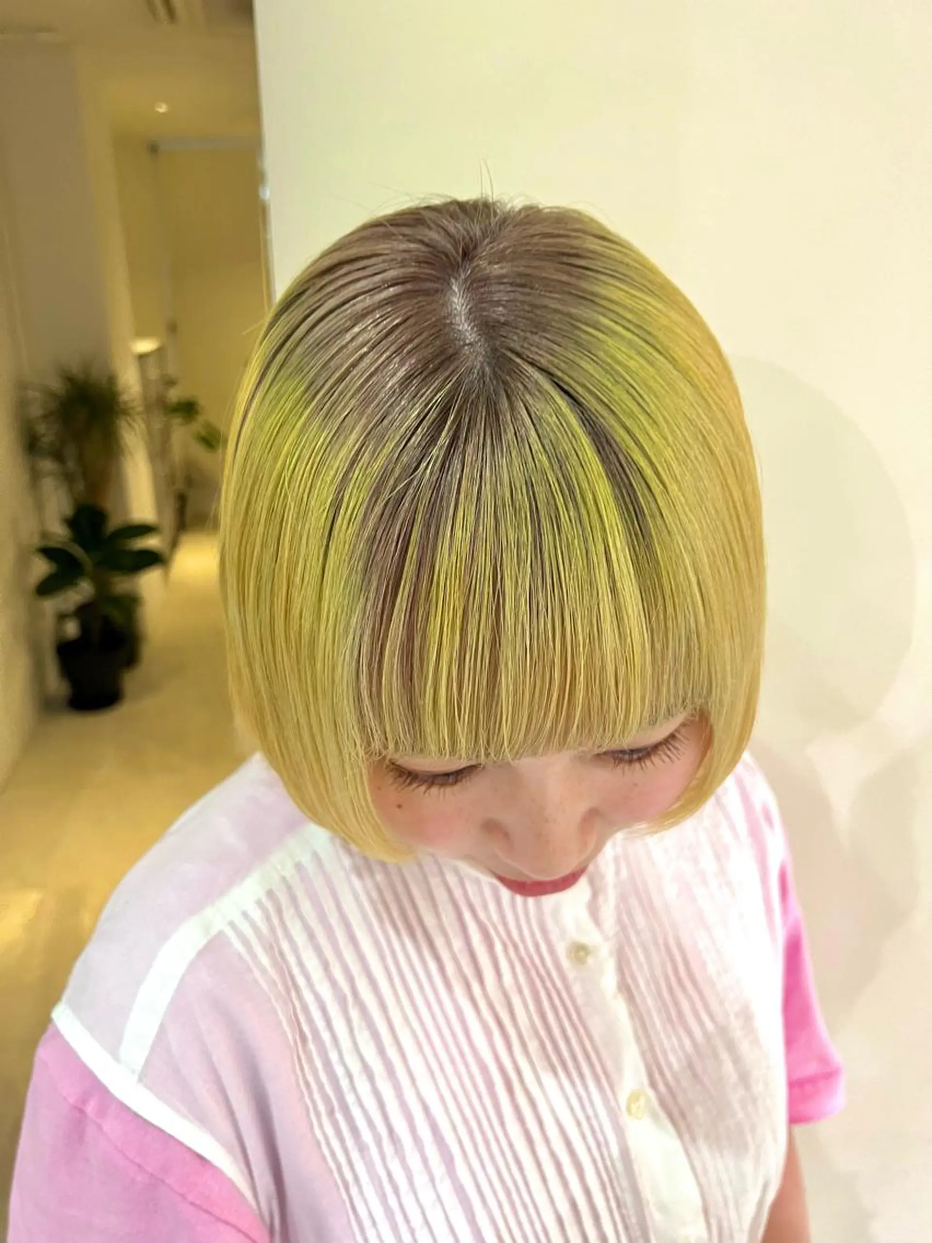 ショート カラー ベージュカラー デザインカラー ホワイトベージュ イエローカラー RAIMA ケアハイトーンのヘアスタイル